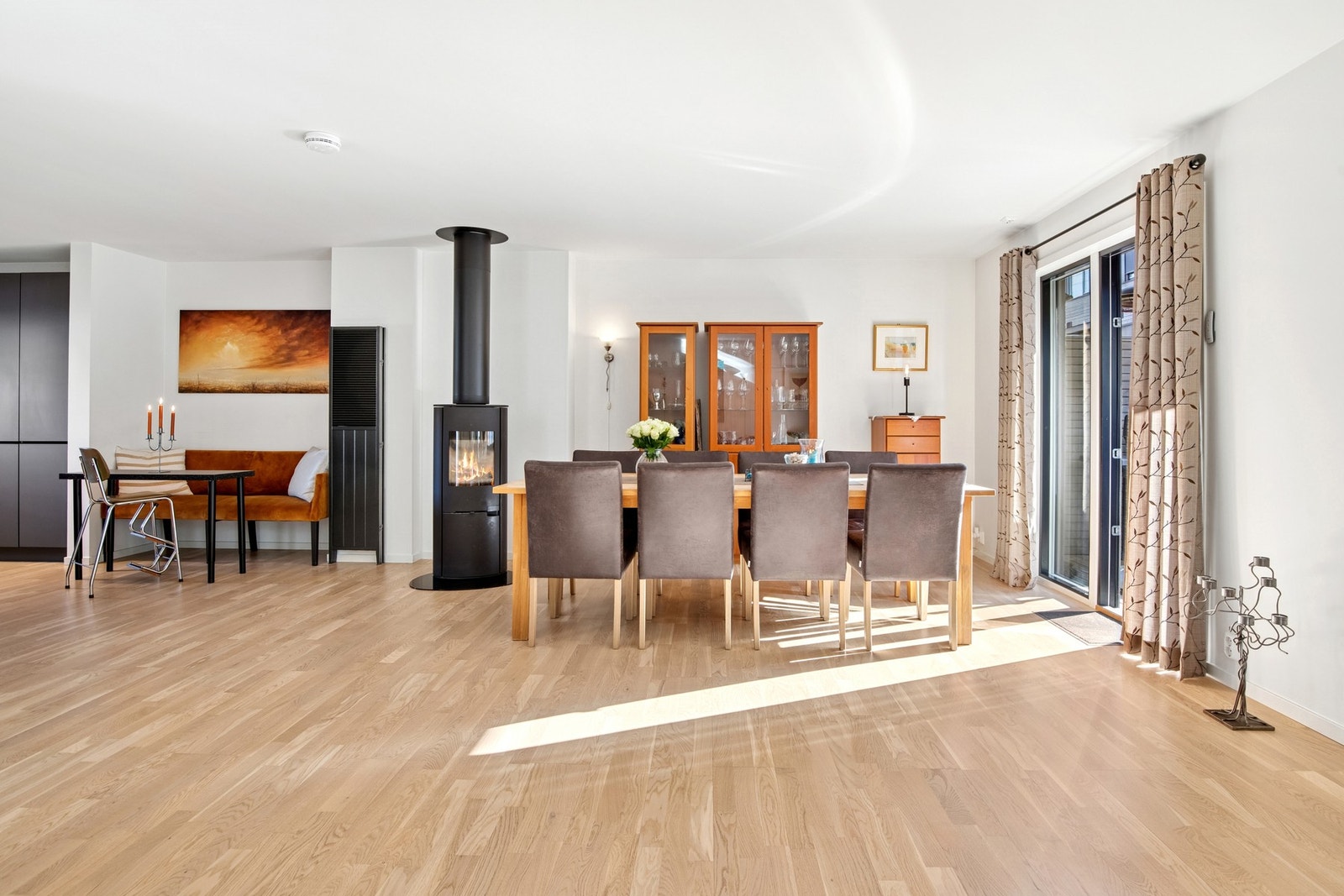 Her har du god plass til stor spisestue, perfekt for sosiale sammenkomster med venner og familie. Galleribilde