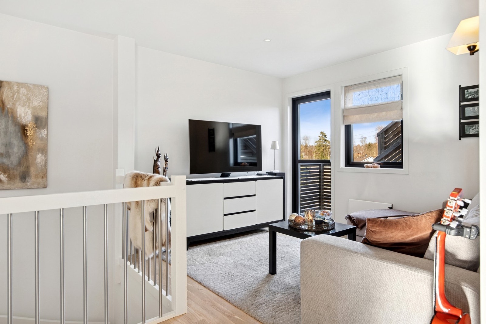 Velkommen opp i boligens 2. etasje, her har du en trivelig loftstue, med utgang til takterrasse. Galleribilde