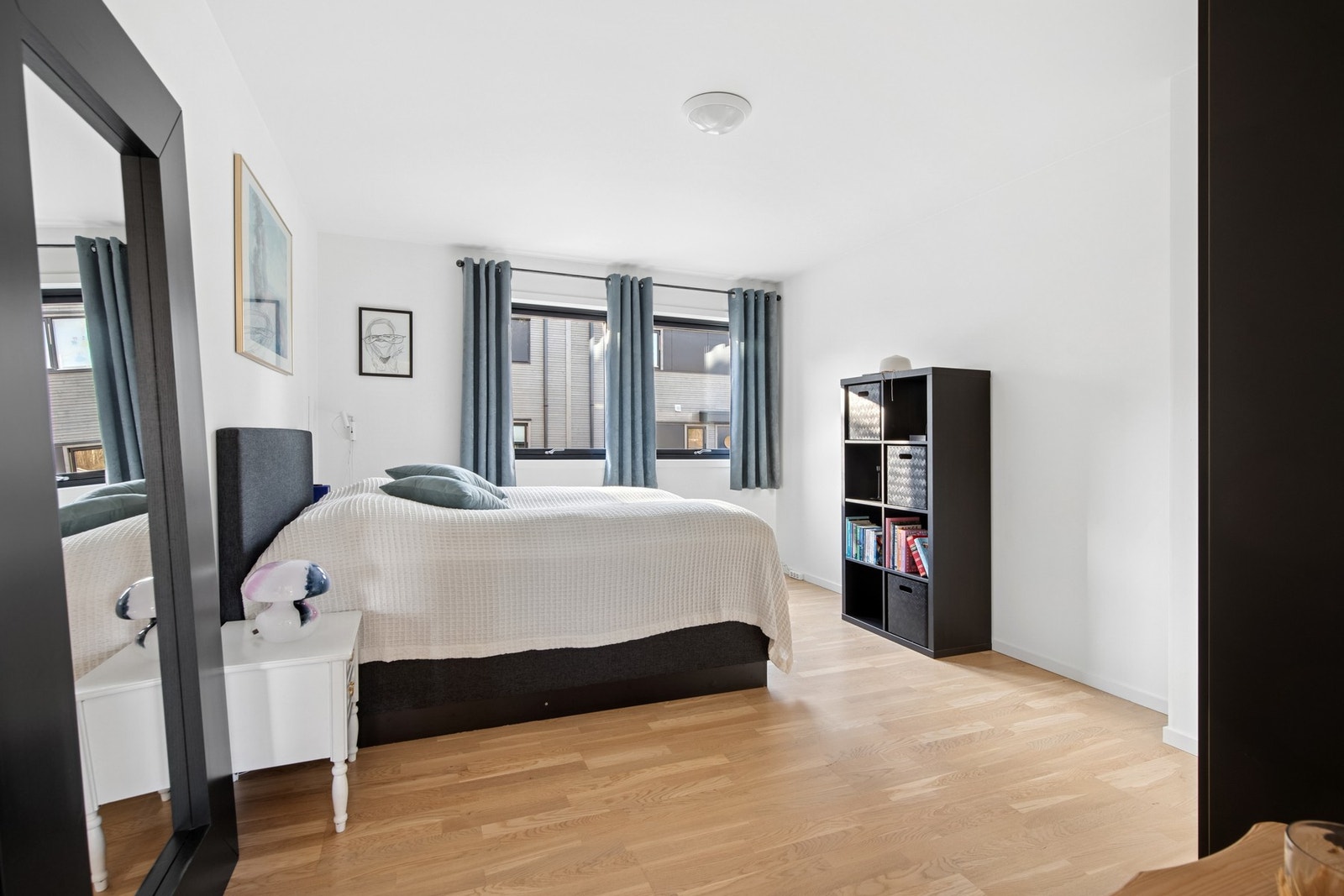 Lyst og sjarmerende soverom med en luftig atmosfære. De store vinduene slipper inn rikelig med dagslys. Galleribilde