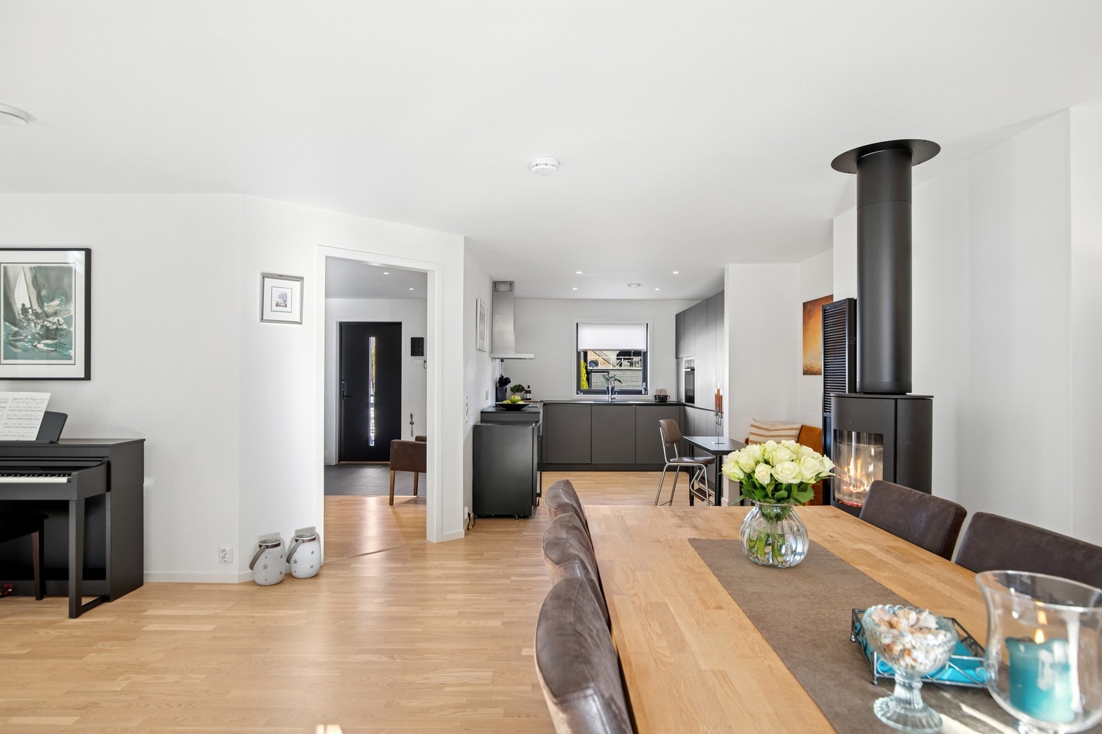 Den åpne stue/ kjøkken løsningen er både sosial og praktisk. Galleribilde