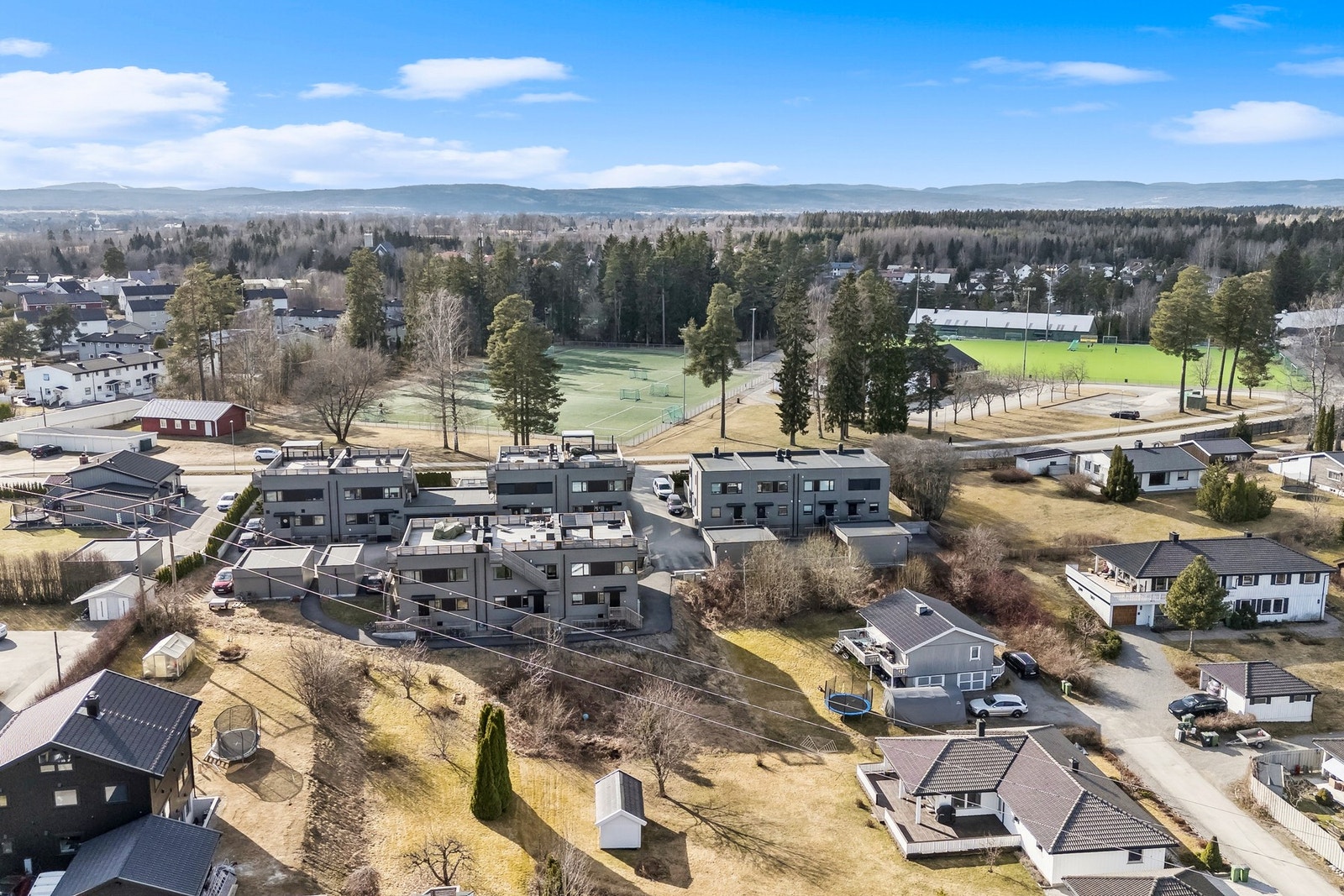 Her bor man i rolige omgivelser med nærhet til grønne områder, skoler og barnehager. Galleribilde