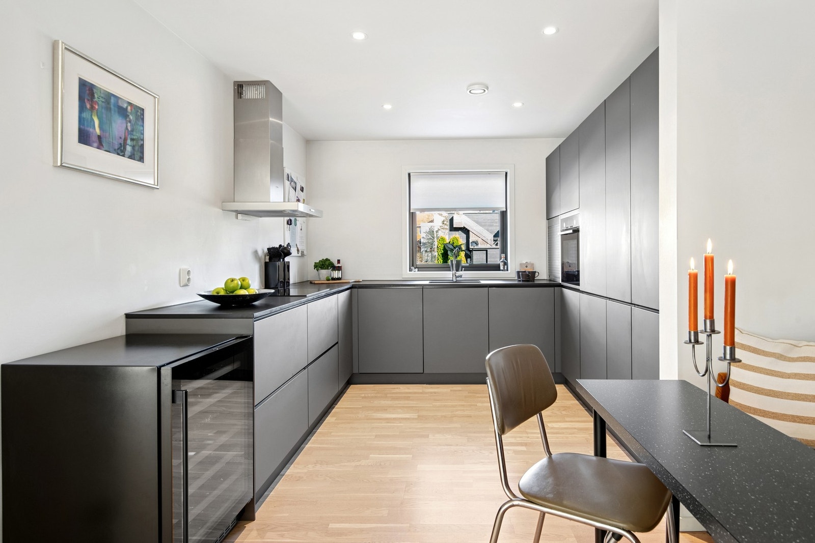 Kjøkkenet byr på gode arbeidsflater og integrerte hvitevarer. Galleribilde