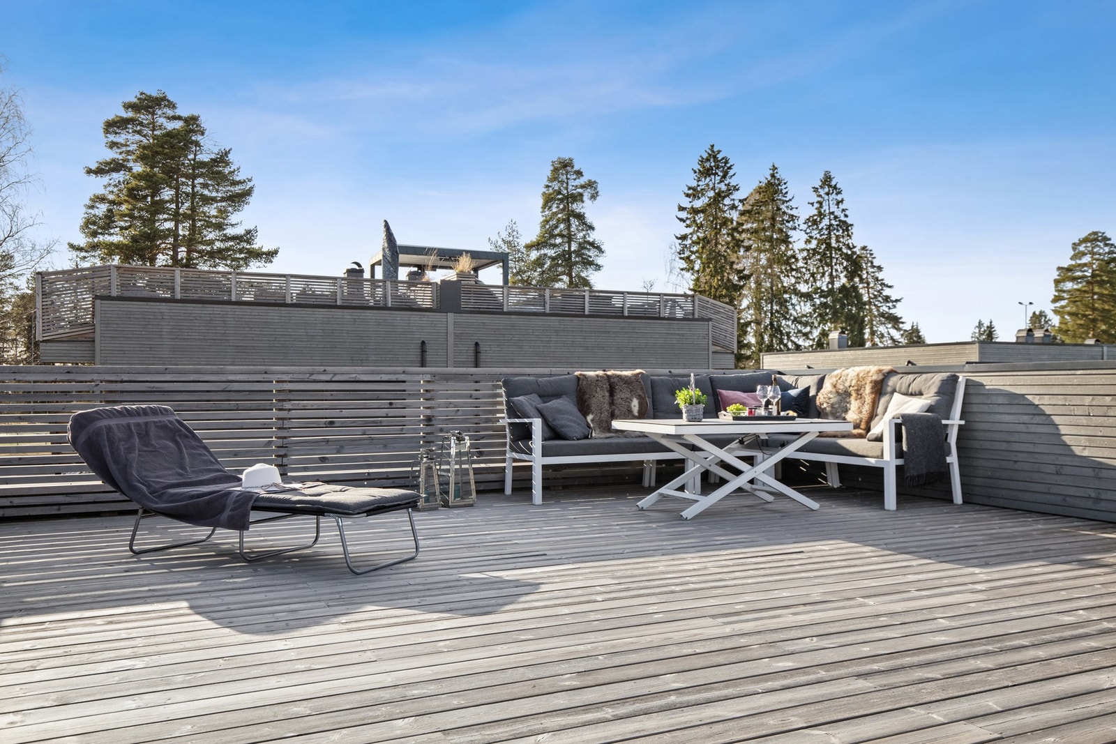 Her kan man nyte solen hele dagen på sommeren. Galleribilde