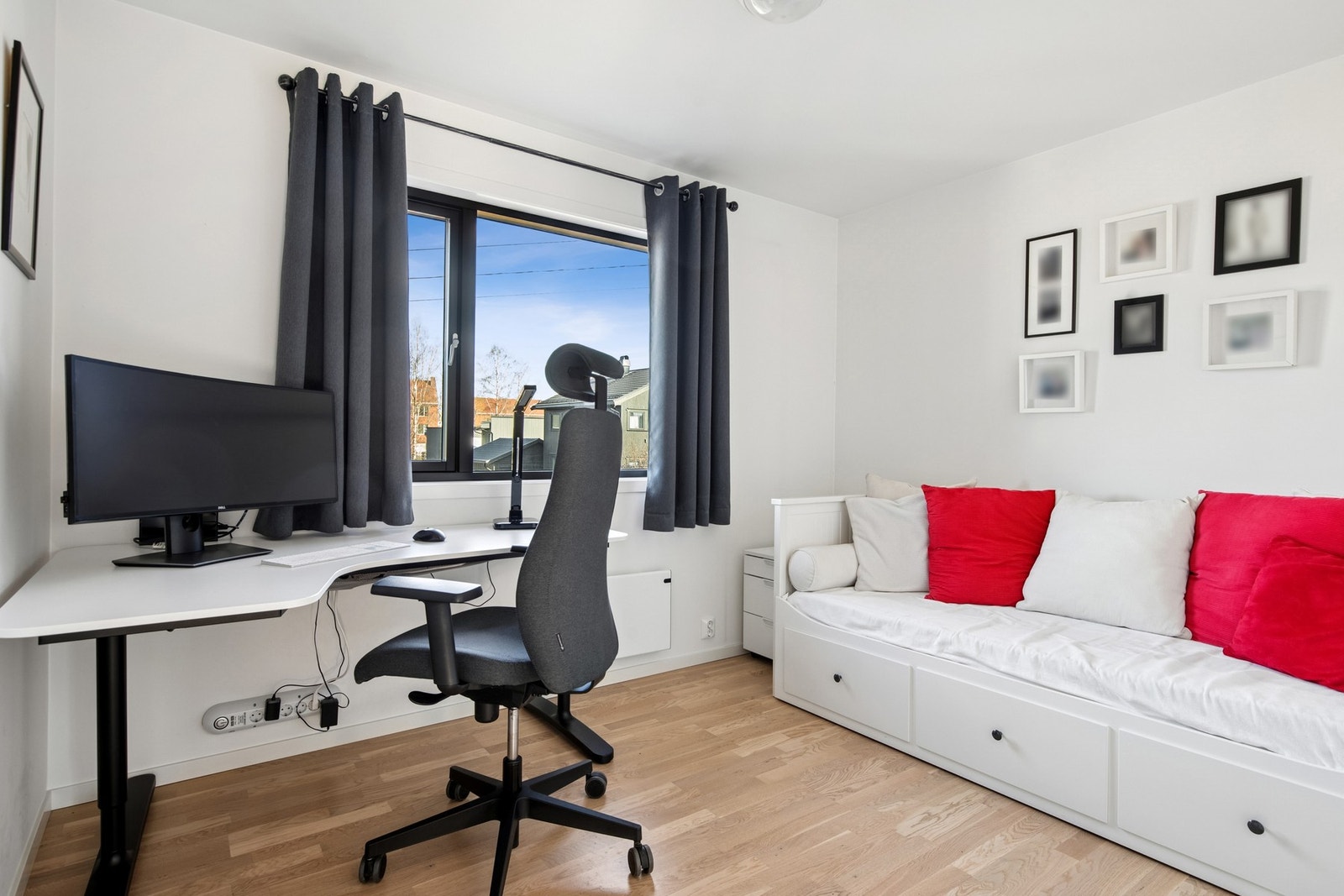 Soverommene i 2. etasje er alle av romslig karakter med god plass til dobbeltseng og garderobeløsning. Galleribilde