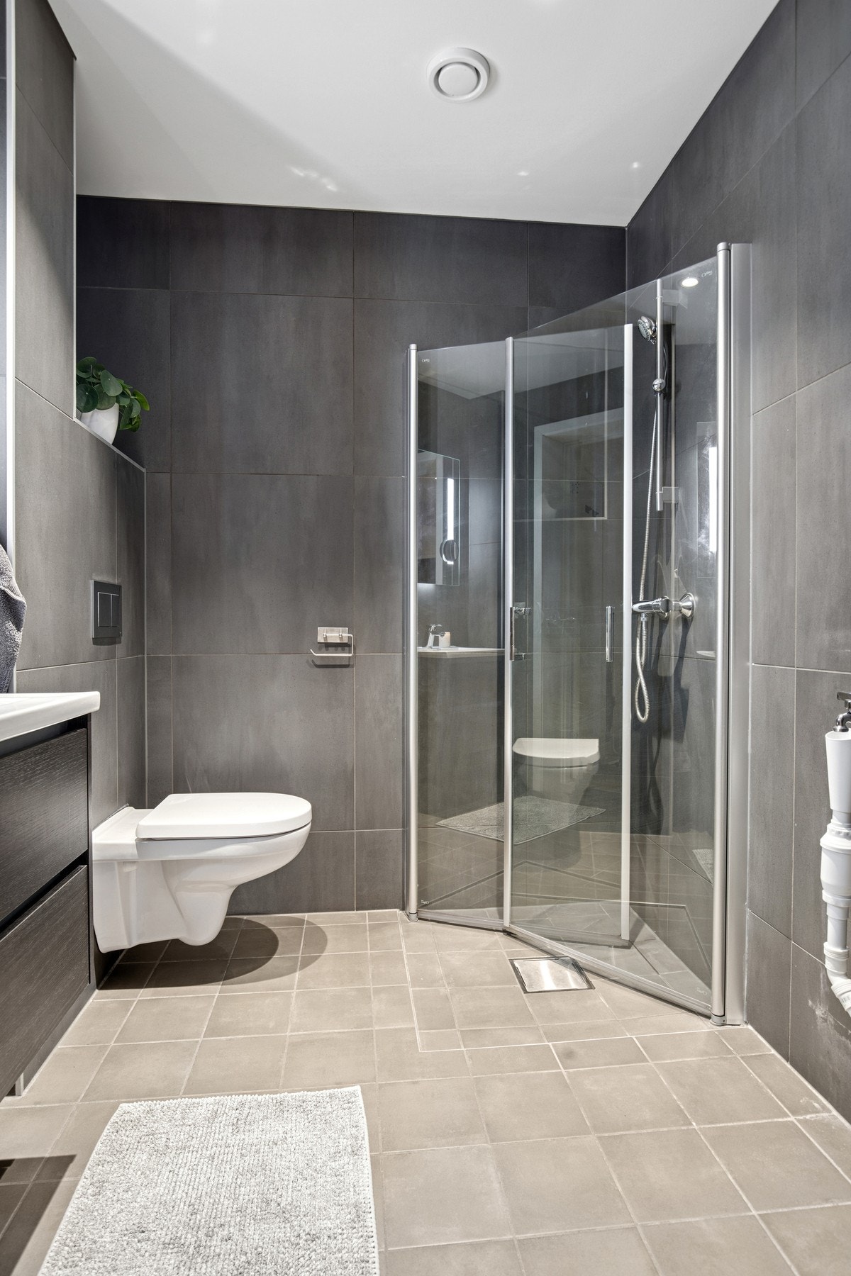 Badet er fullt flislagt med gulvarme og vegghengt toalett. Det er også opplegg for vaskemaskin. Galleribilde