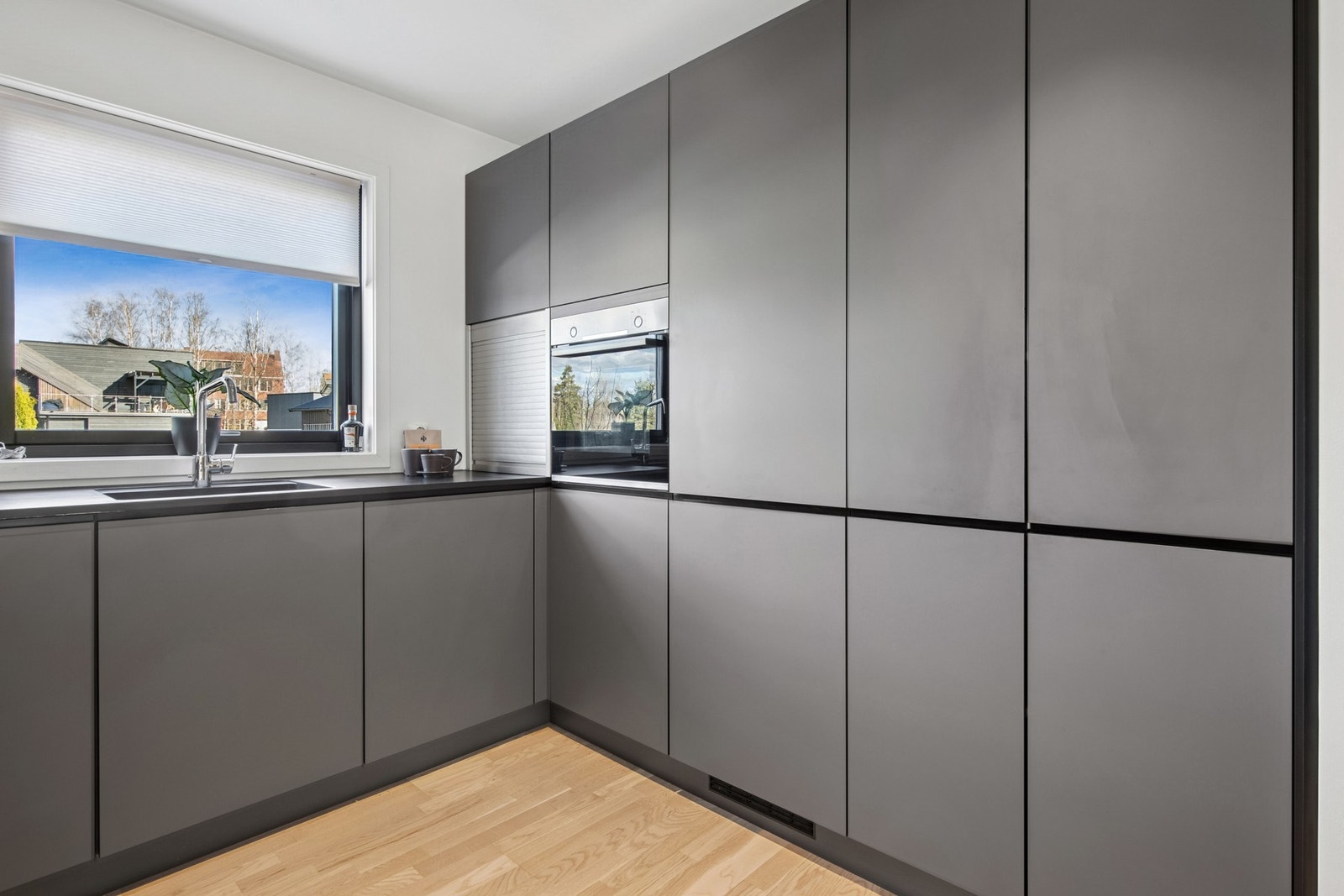 Moderne og estetisk kjøkken med fronter i glatt utførelse. Galleribilde