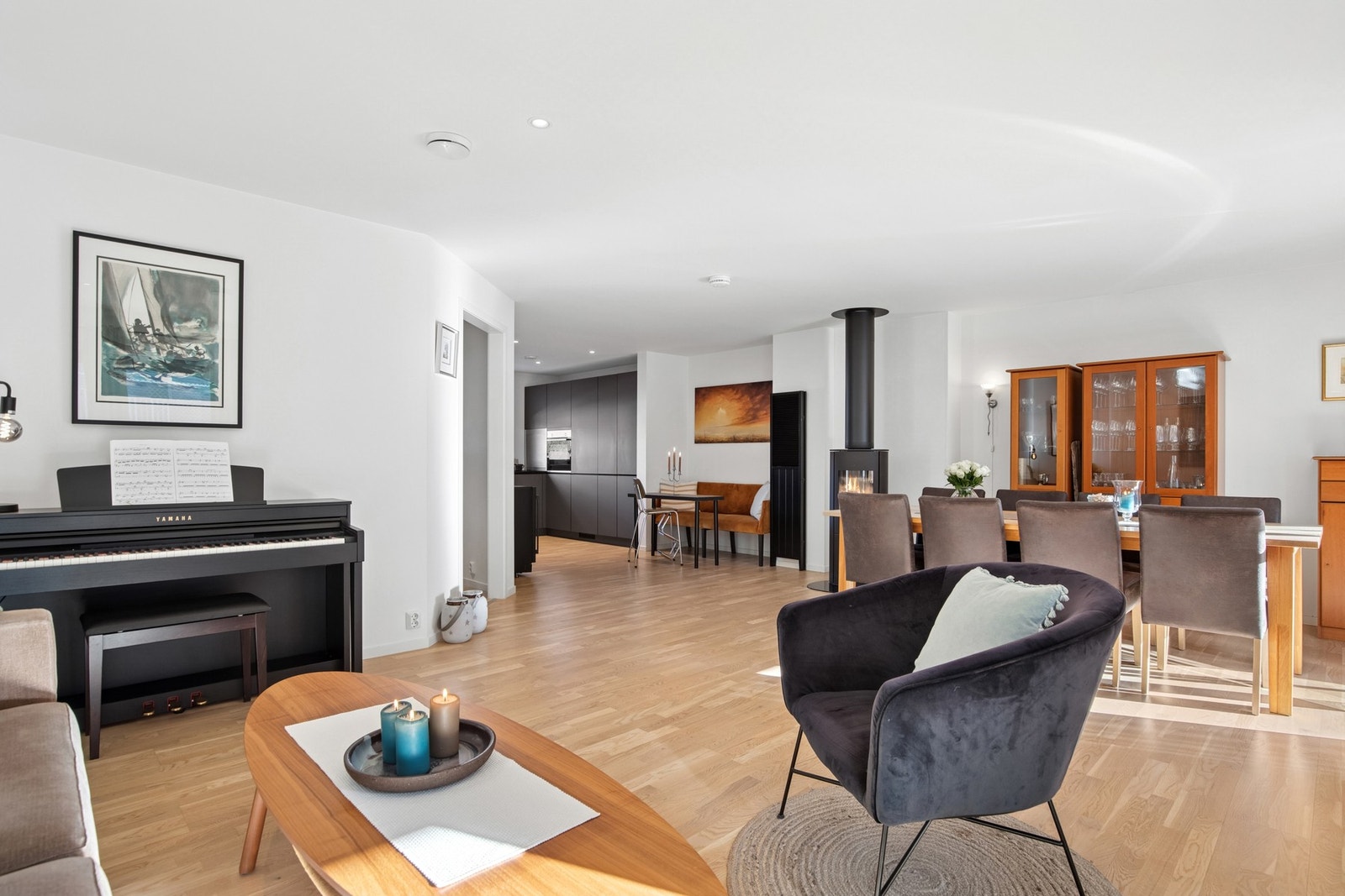 Videre byr boligen på en innbydende og stilfull stue med harmoniske fargetoner og en lun atmosfære. Galleribilde