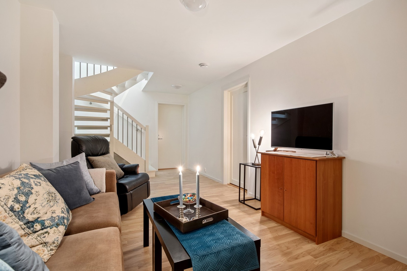 Koselig rom i underetasjen som i dag er innredet som kjellerstue. Galleribilde