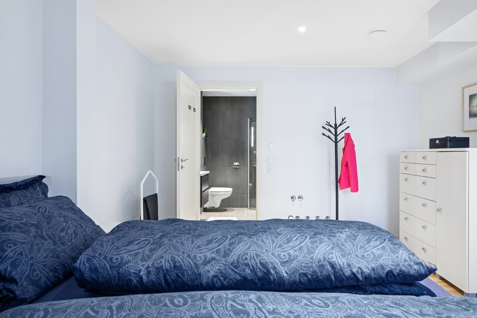 Rommet i underetasjen som i dag blir brukt som soverom har tilknyttet eget bad. Galleribilde