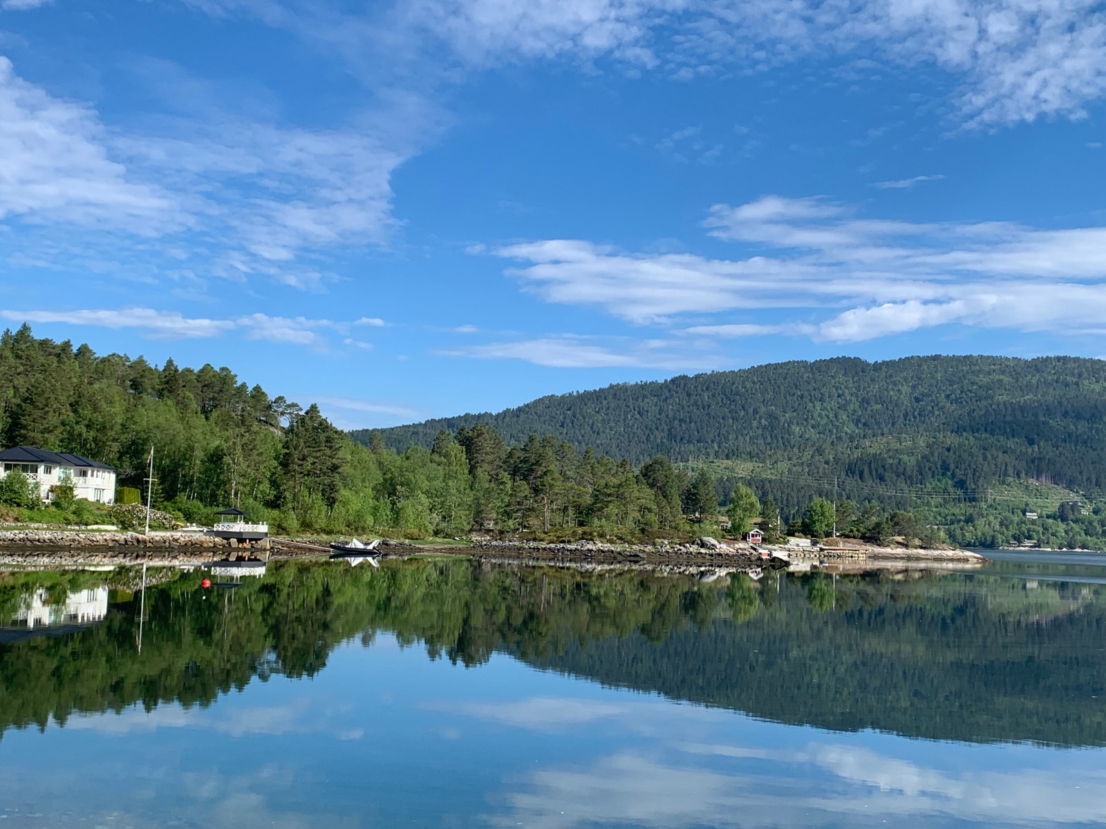Sjønært og idyllisk område Galleribilde