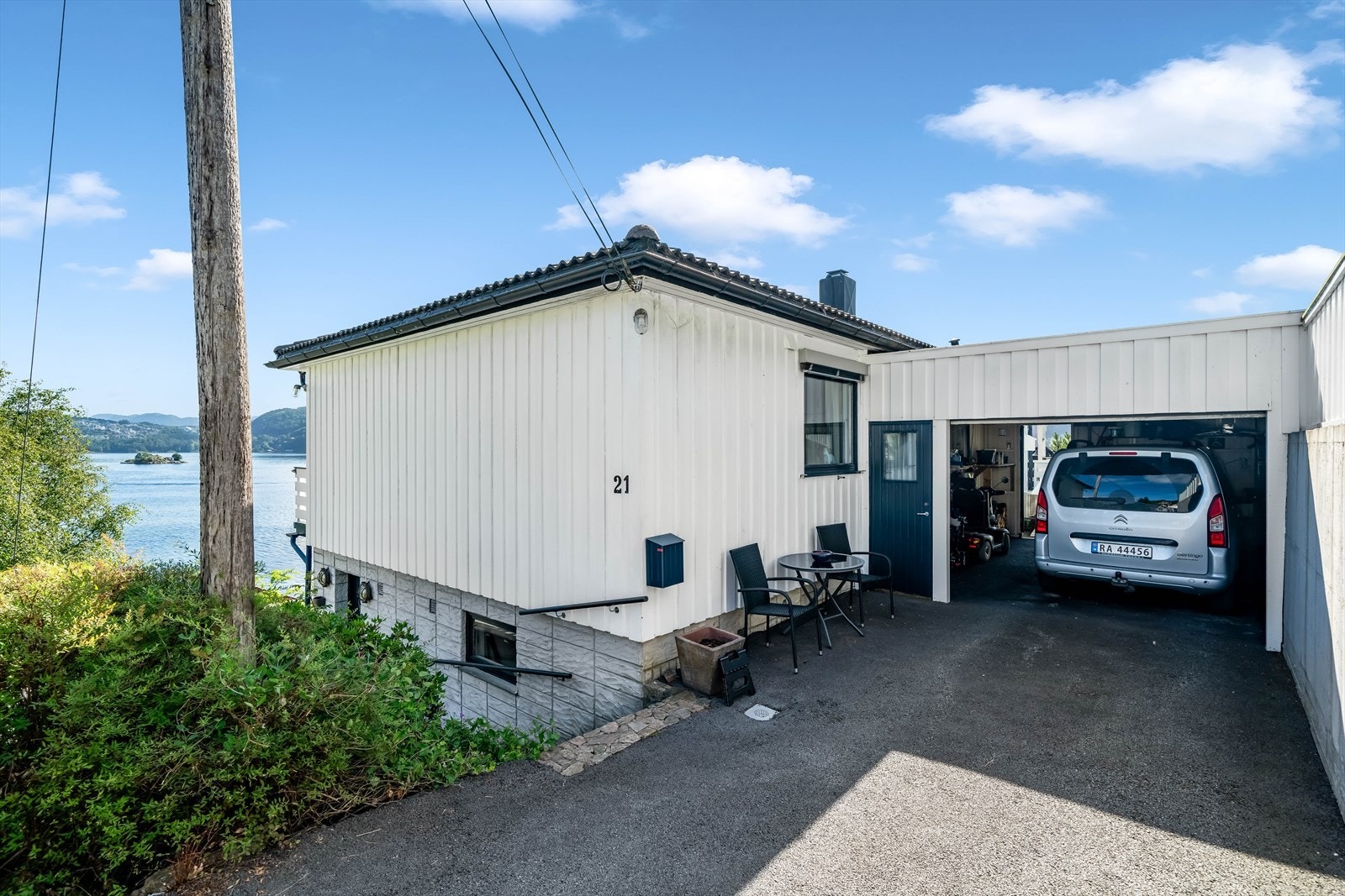 Parkering i carport samt på egen grunn. Galleribilde