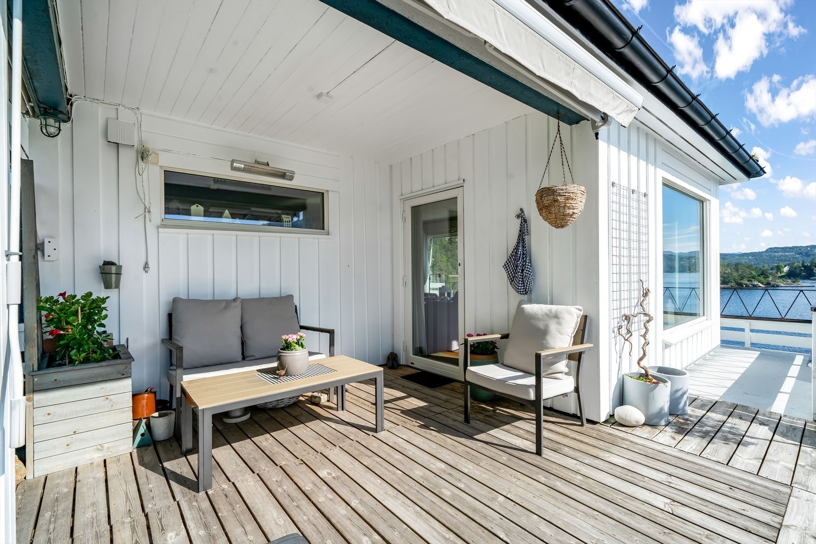 Her er det både markise og varmelampe slik at du kan forlenge utesesongen betraktelig. Galleribilde