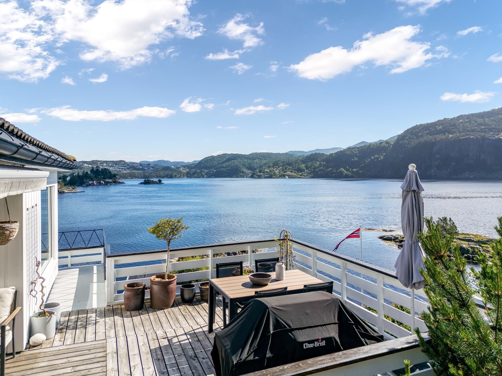 Fra eiendommen nyter du nydelig utsikt mot fjord og fjell! Galleribilde