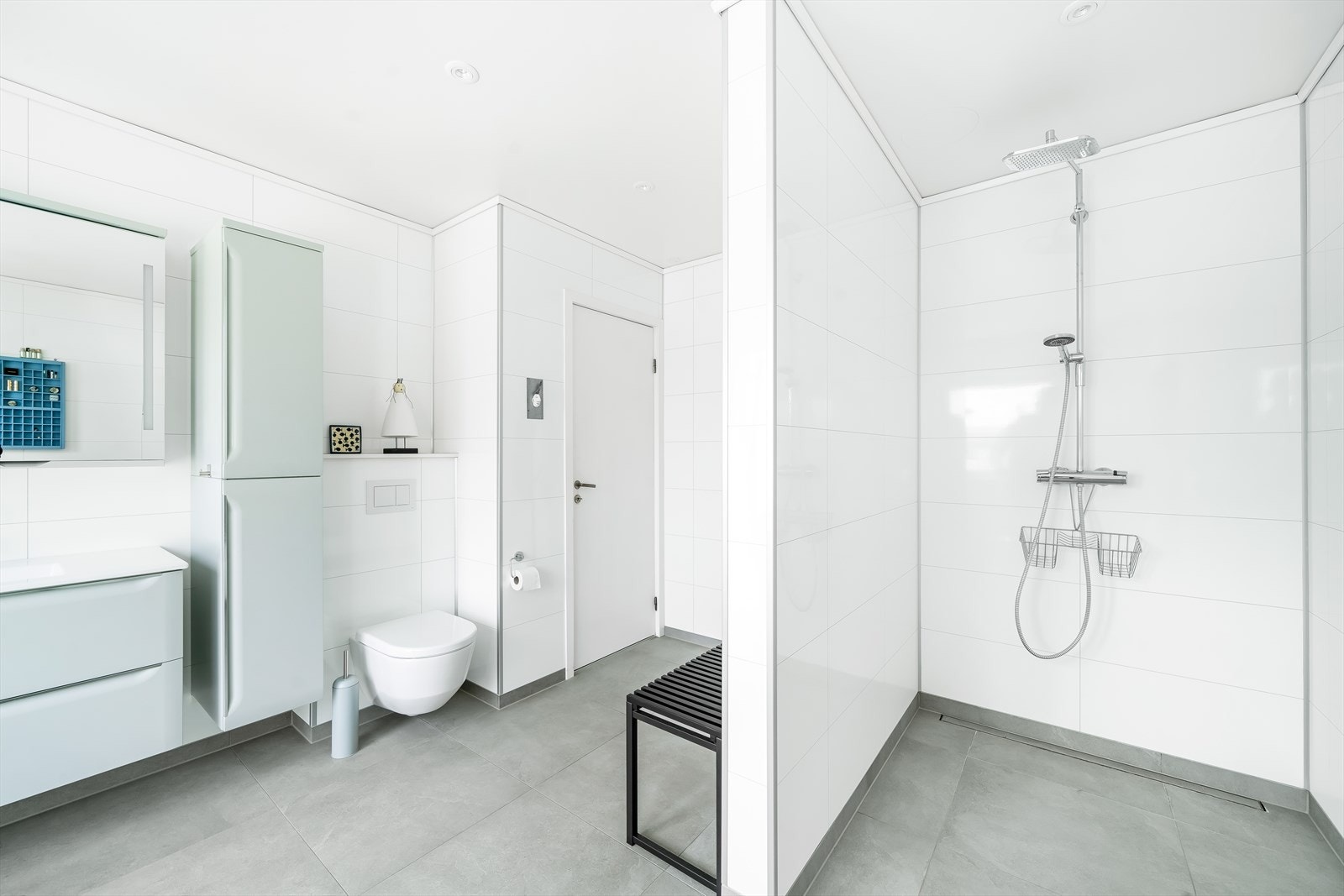 Badet i hovedetasjen ble oppgradert i 2019 med fliselagt gulv. Innredet med dusj, seksjon med servant og vegghengt toalett. Galleribilde