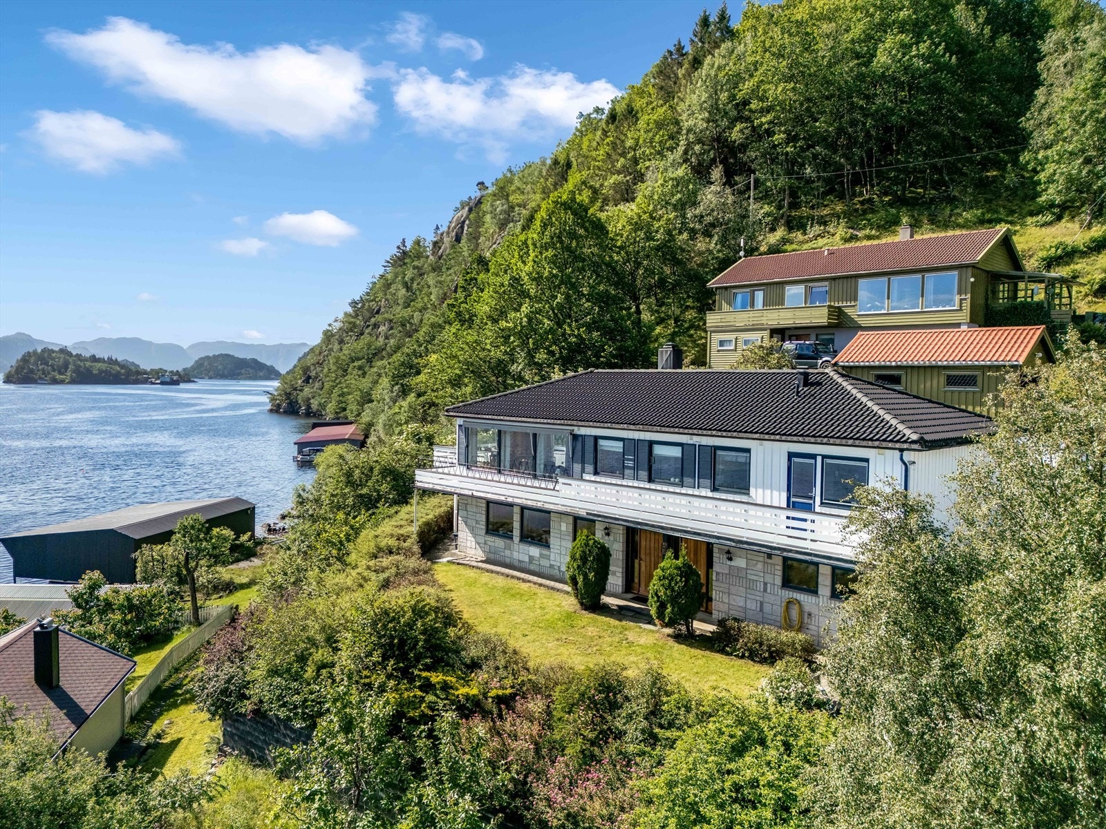 Velkommen til Fredens vei 21 på Fjellse! Solrik, sjønær og innholdsrik enebolig! Galleribilde