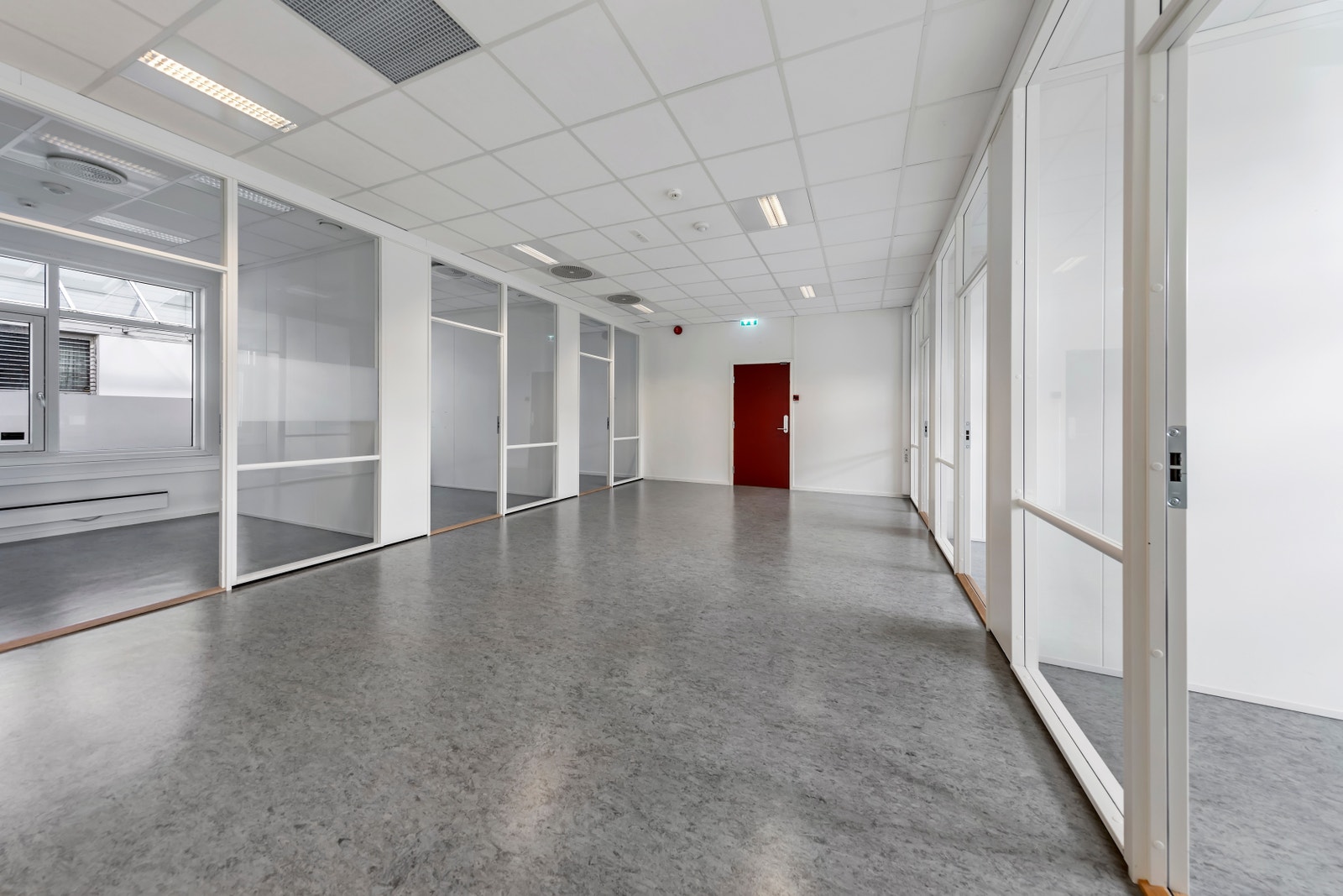 Lyst og luftig, her kan det innredes med sittegruppe for sosial sone utenfor kontorene. Galleribilde