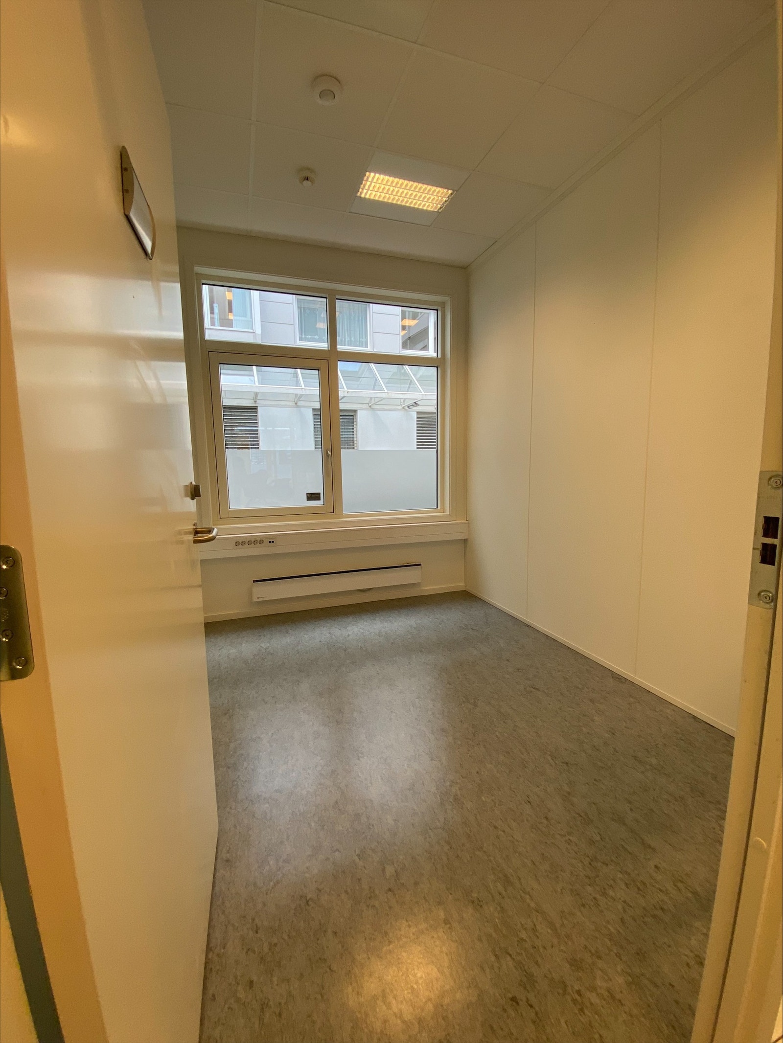 Enkeltkontor med god plass Galleribilde