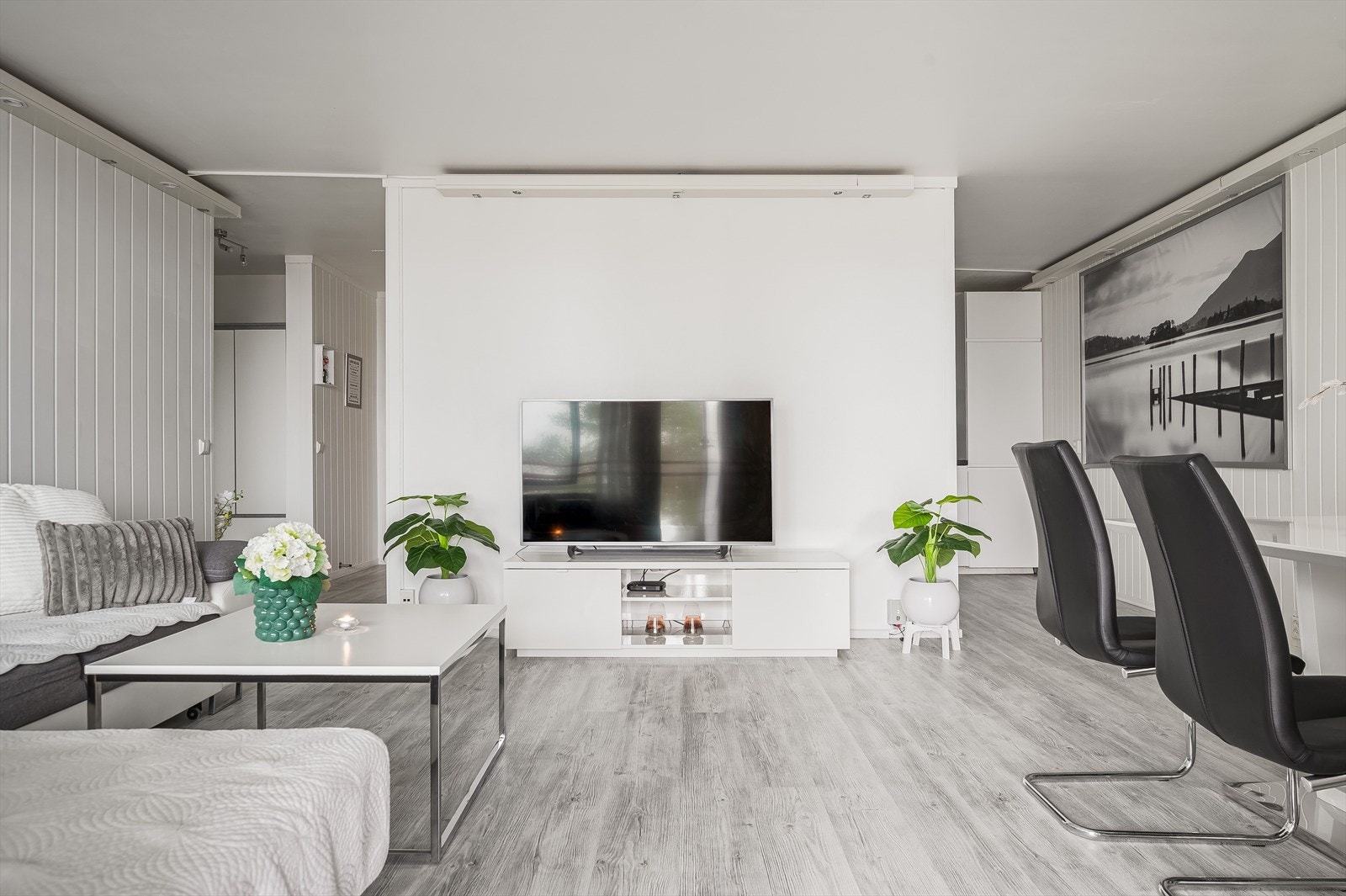 Stuen er romslig med plass til sofagruppe med salongbord, mediemøblement med tv og et spisebord. Galleribilde