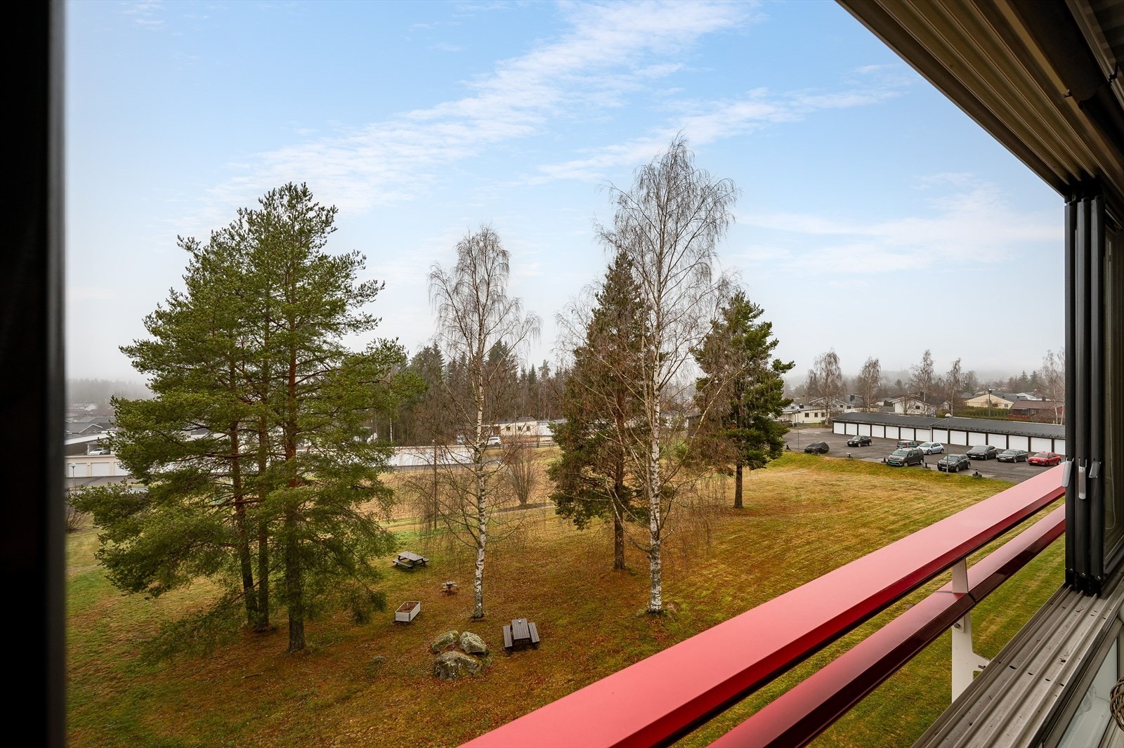 Beliggenheten i byggets toppetasje og mot vest sørger for gode solforhold til sent på kveld, samt hyggelig fritt utsyn. Galleribilde