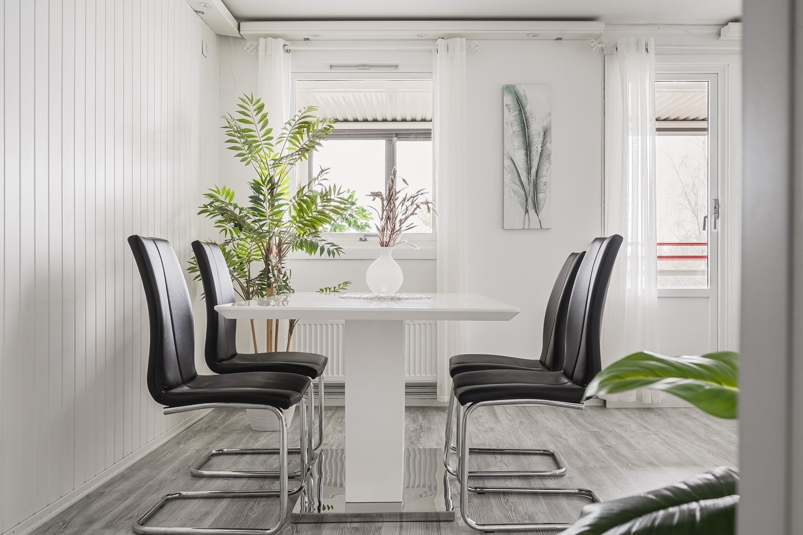 Beliggenheten i byggets toppetasje med flere store vindusflater sørger for rikelig med naturlig lys, samtidig som det ikke er sjenerende innsyn. Galleribilde