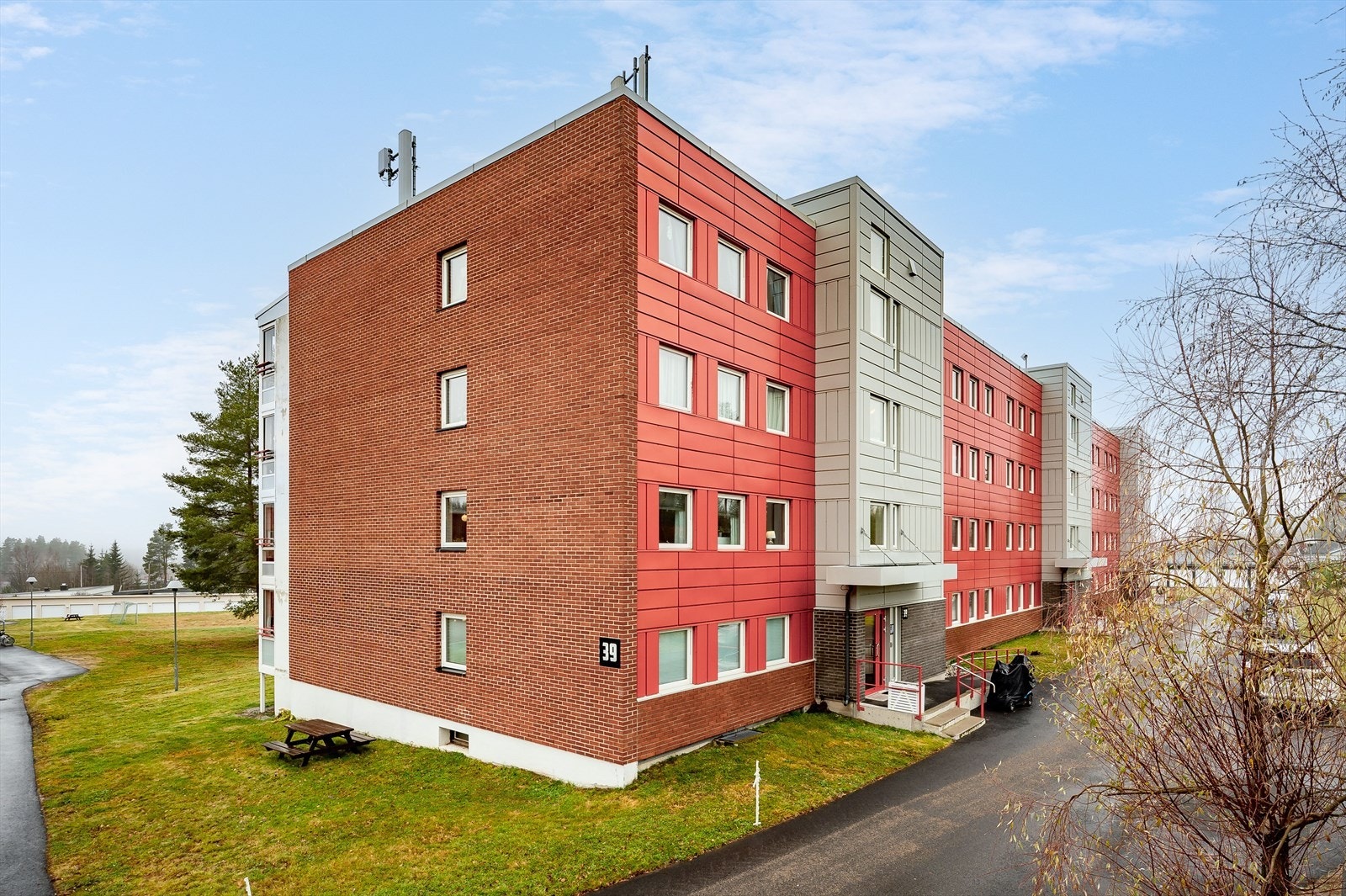 Borettslaget har garasjer, motorsykkelgarasjer og motorvarmere som leies ut til beboerne etter ventelister. Parkering skjer ellers på felles parkeringsområder for borettslaget eller langs tilstøtende gater. Galleribilde