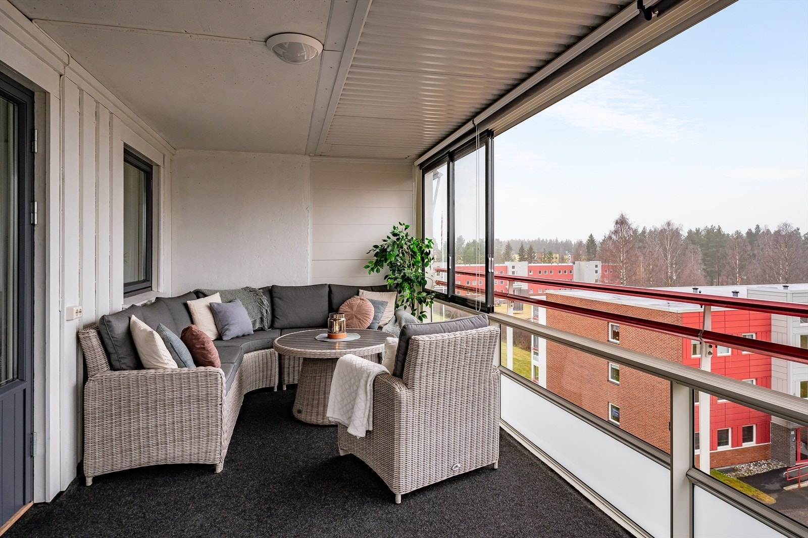 Fra stuen har du utgang til en solrik innglasset balkong på ca. 16m² mot vest. Balkongen har nålefilt på gulv og store glassvinduer som kan skyves til siden. Det er også montert innvendig solskjerming, lys og strøm. Galleribilde