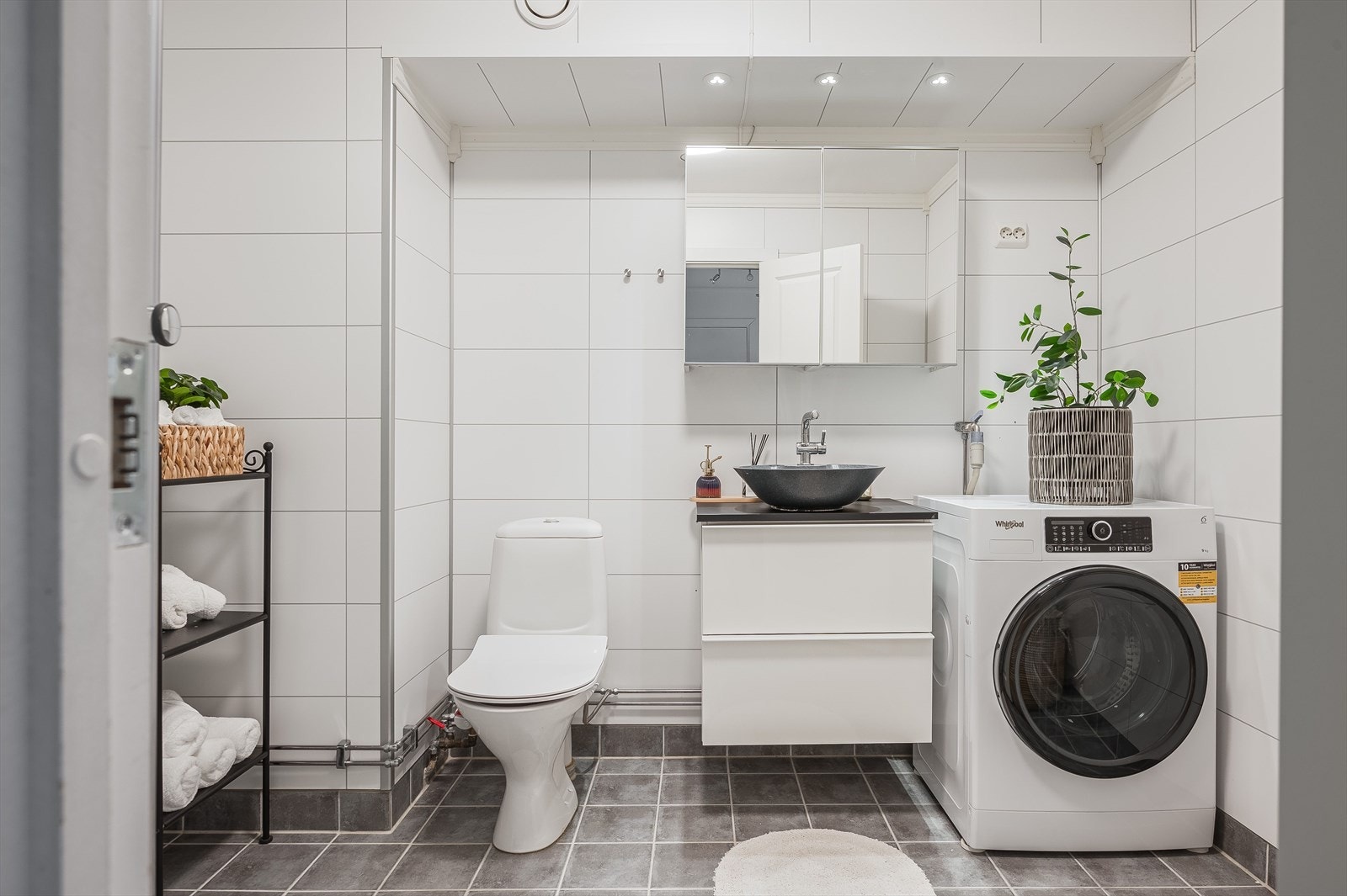 Leiligheten har et lyst og moderne baderom. Baderommet har flislagt gulv med gulvvarme, lyse våtromsplater på veggene og mekanisk avtrekk. Galleribilde