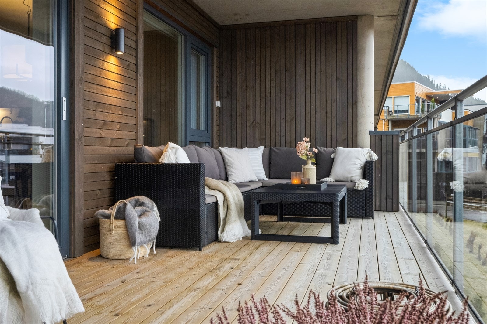 Overbygde terrasse - størrelsen innbyr til hyggelige sammenkomster uansett av vær. Galleribilde