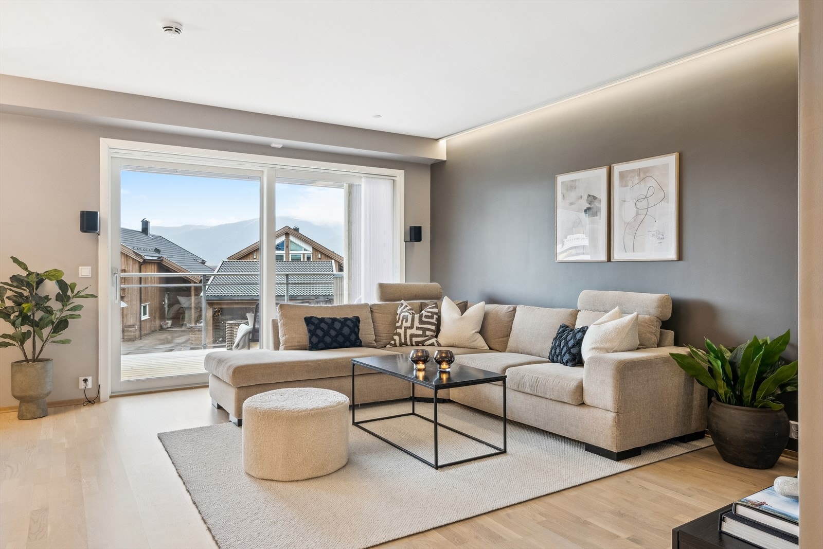 Heve- skyvedører ut til terrassen. Galleribilde