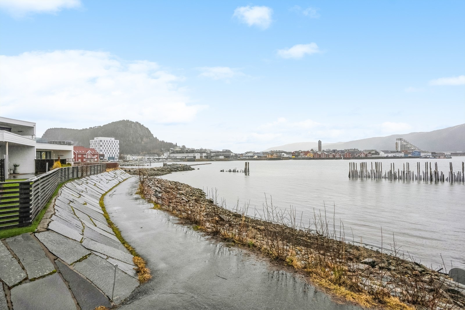 En kort spasertur langs en bilfri promenade inn til sentrum. Galleribilde
