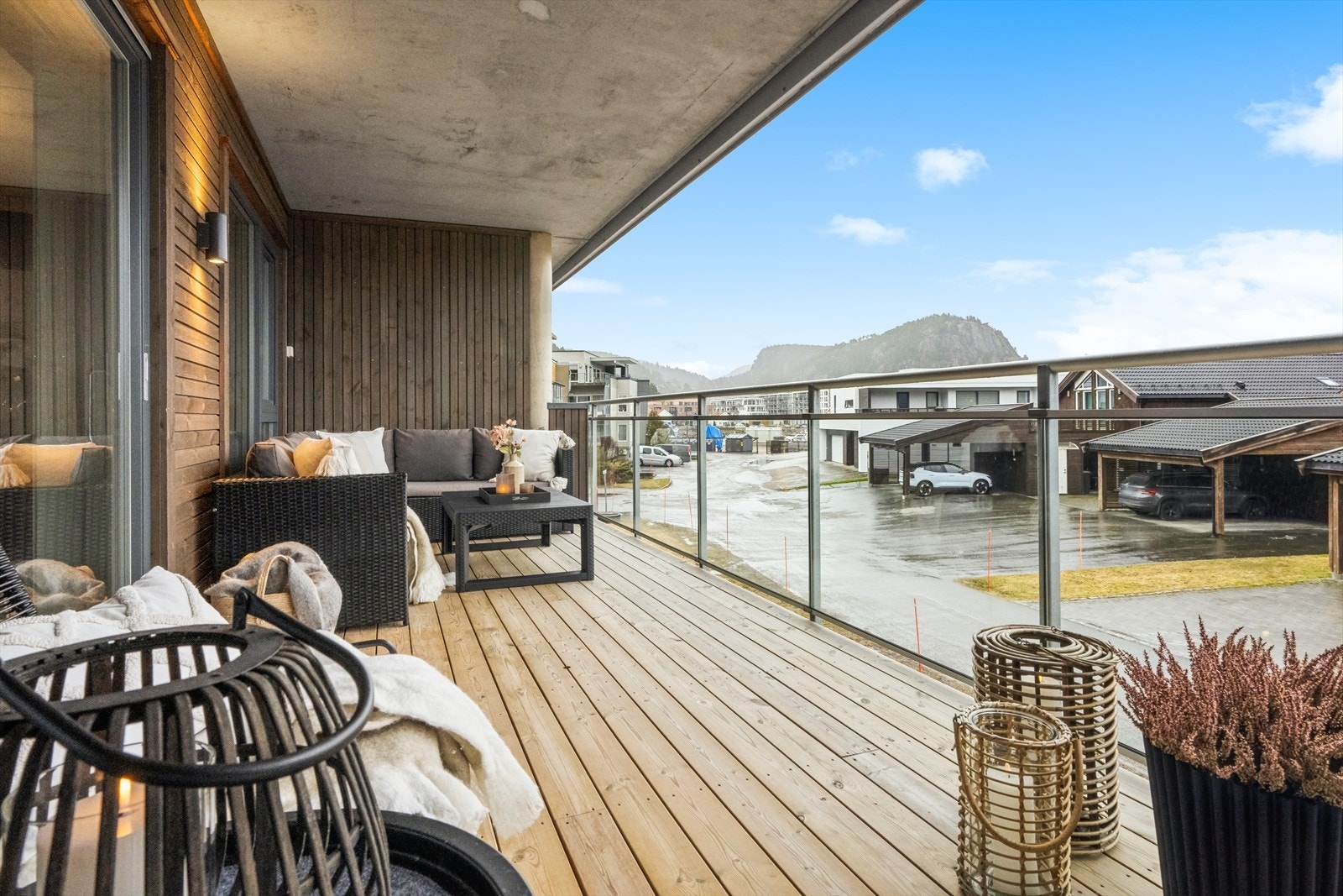 Stor overbygd terrasse på hele 15 m2. Galleribilde