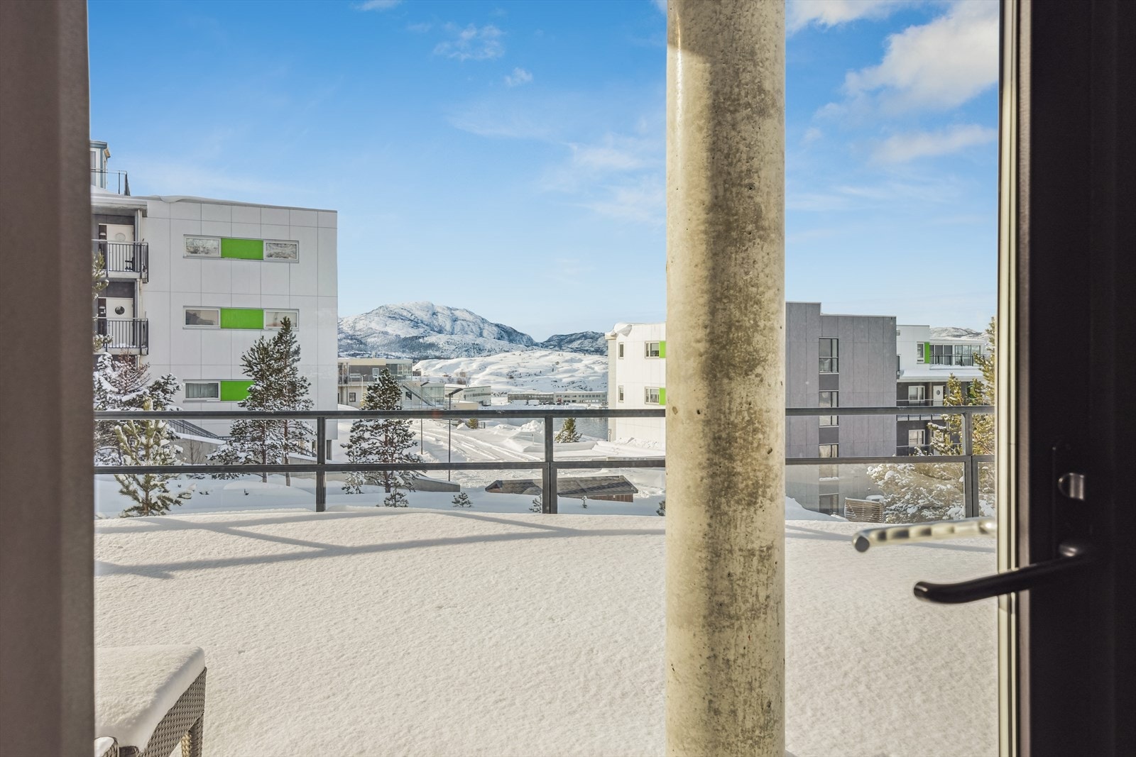 Utsikt fra stuevindu - ut til balkong. Galleribilde