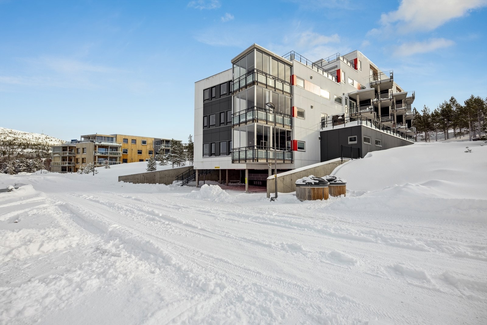 Leiligheten er i byggets 2 etasje. Galleribilde