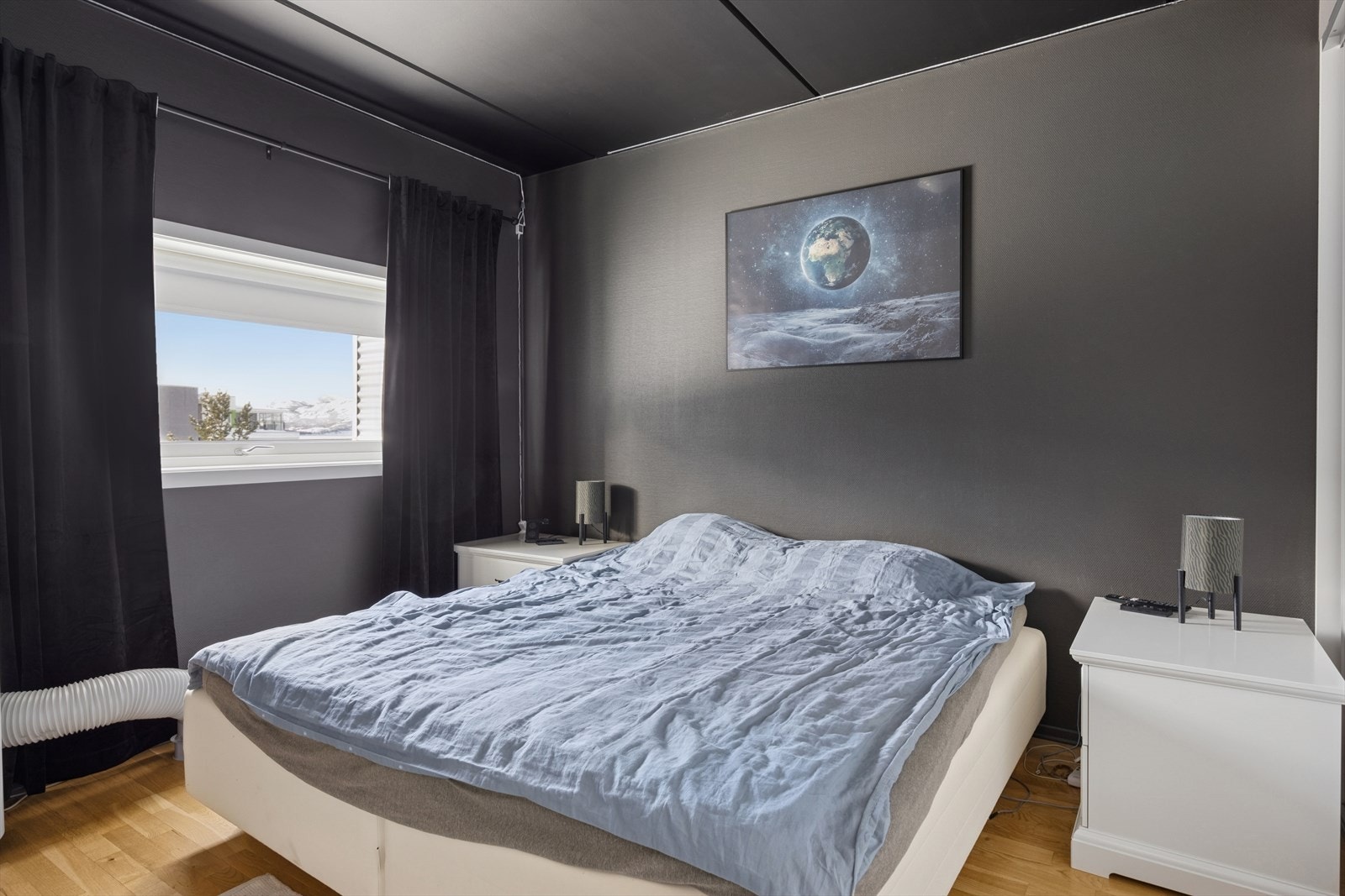 Romslig soverom med god plass til dobbelseng. Galleribilde