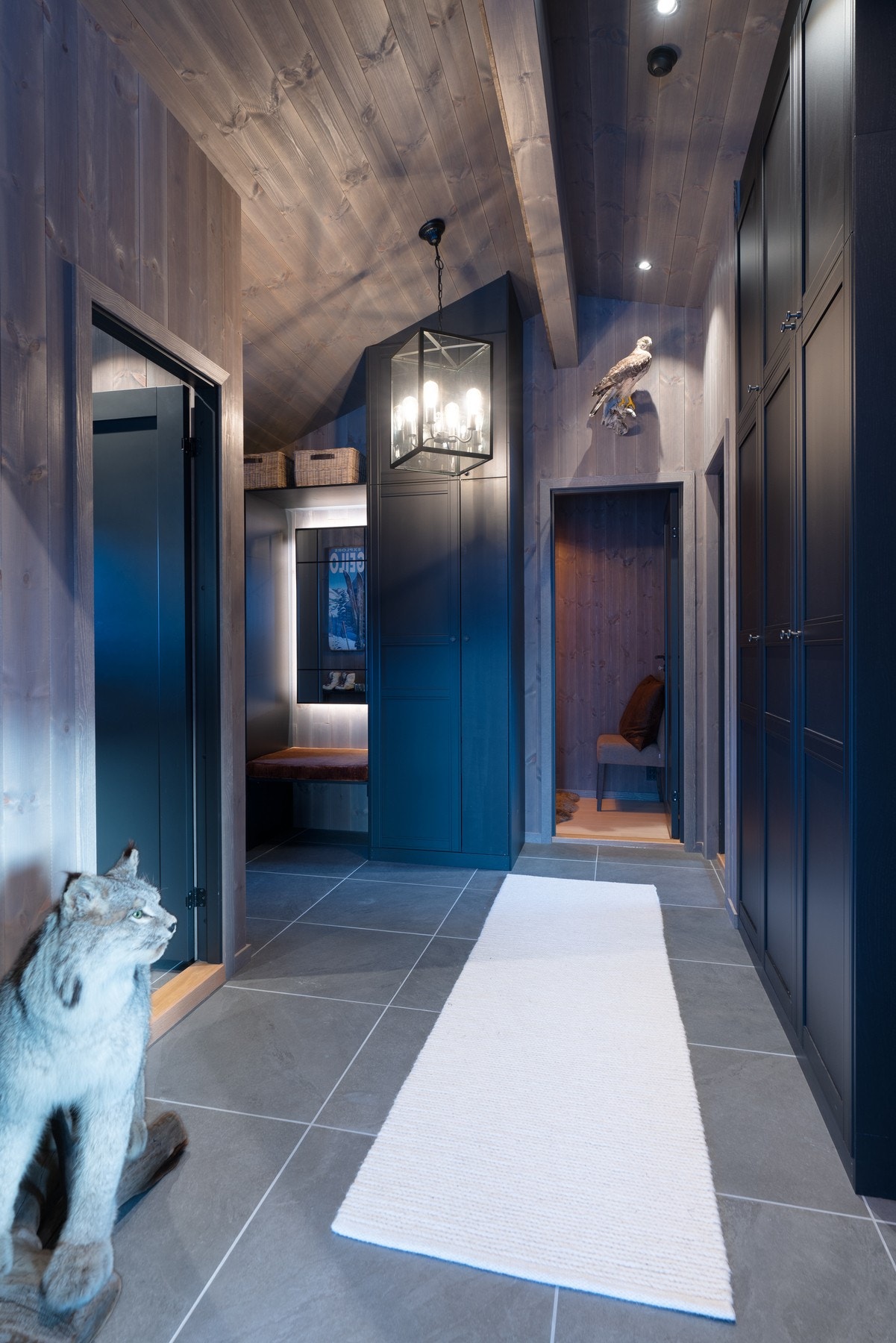 Hytten har en romslig inngangshall med flott integrert garderobe med god oppbevaringsplass Galleribilde