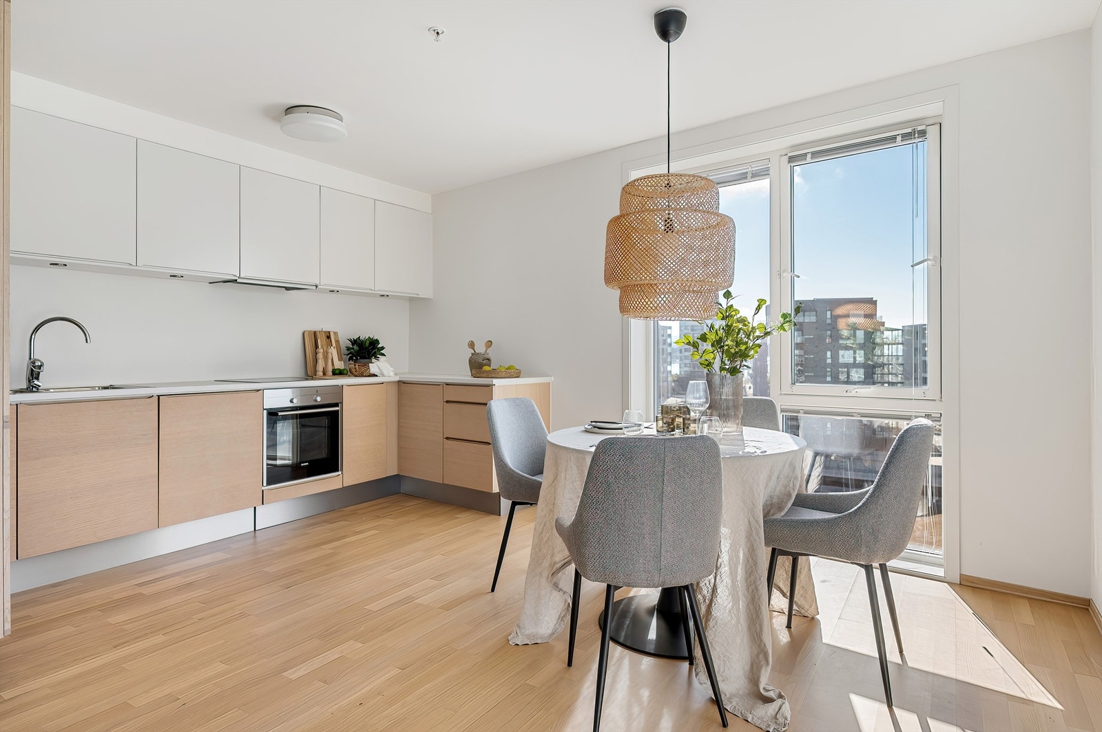 Kjøkken med lekkert og moderne design. Galleribilde