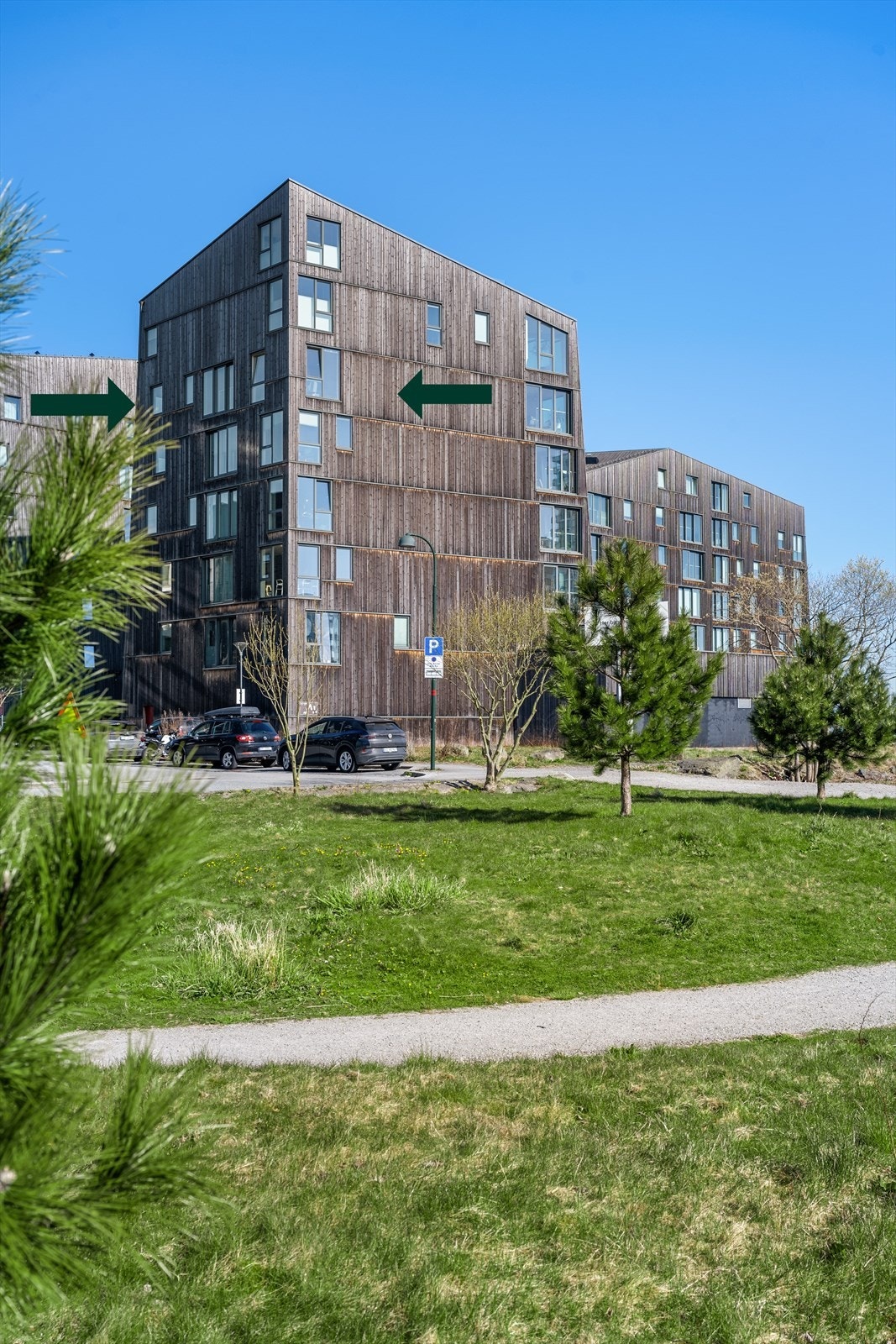 Leiligheten ligger i byggets 5.etg mot vest. Parkering i garasje og heis direkte opp. Galleribilde