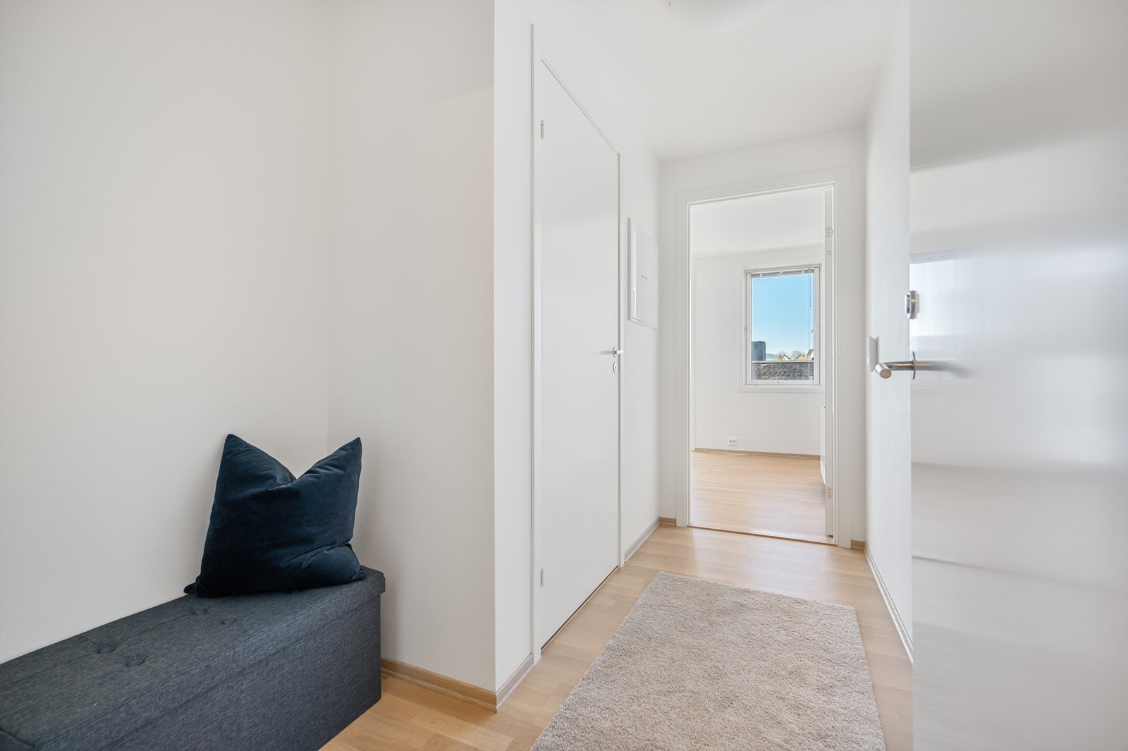 Entré med plass til garderobe og oppheng. Parkett på alle rom med unntak av bad som har fliser. Galleribilde