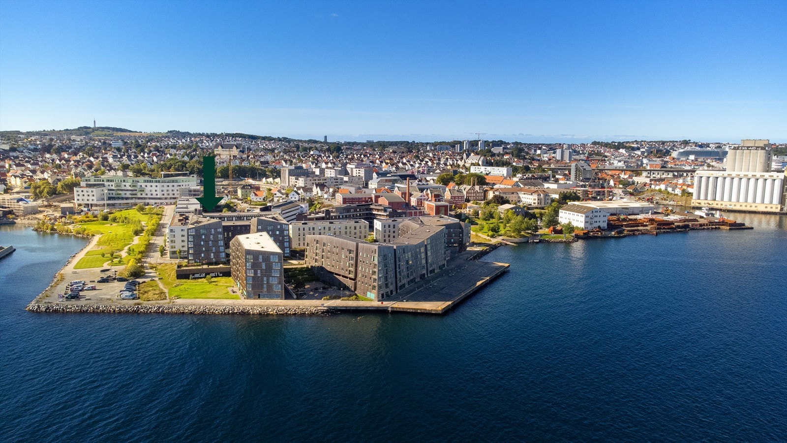 Leiligheten er beliggende flott til i sjøkanten på nedsiden av Storhaug, like ved Tou scene, hvor man også finner man også en herlig park i tillegg til sjø- og badeliv. Galleribilde