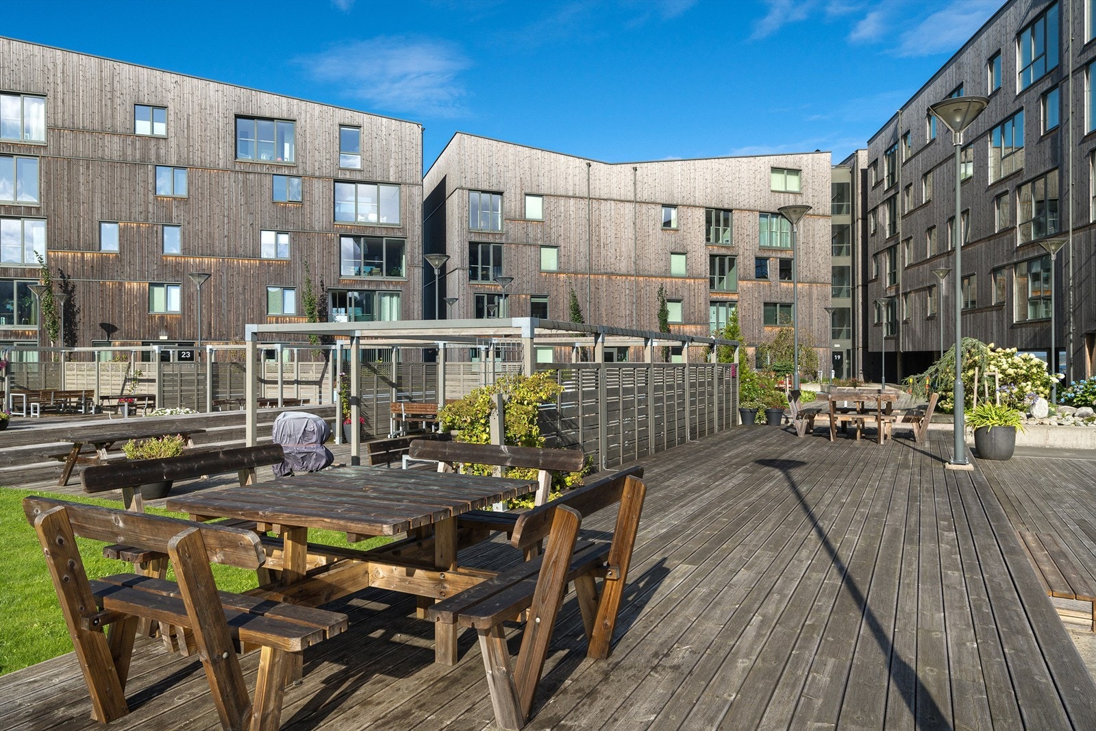 Flere benker og grillplasser er etablert i fellesområdet. Galleribilde