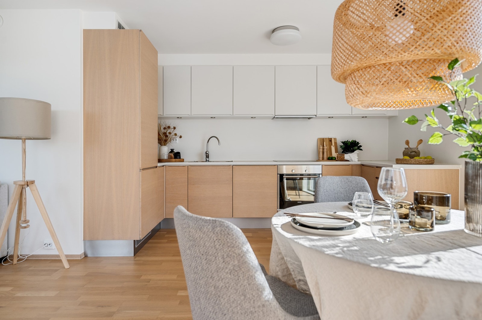 Kjøkkenet er i moderne og fint design med fronter i hvitt og eike, lys benkeplate. Galleribilde