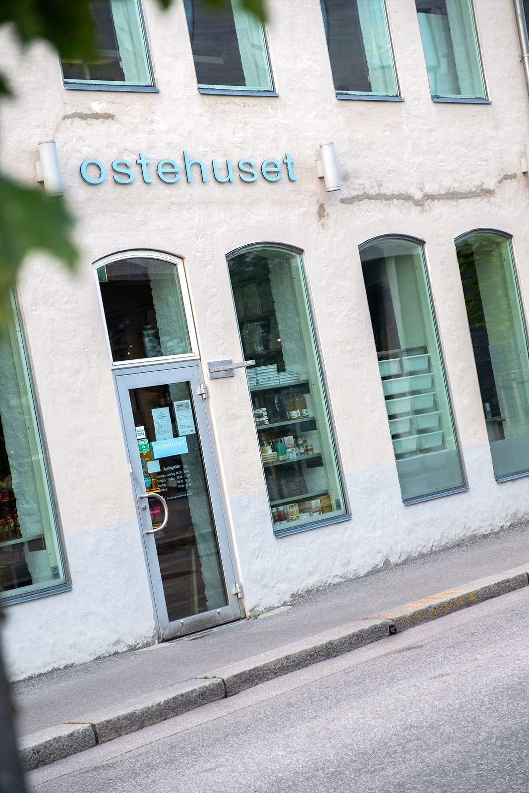 Det finnes i tillegg flere serveringssteder som for eksempel Brøl, Ostehuset Øst og Kanelsnurren og rett i nabolaget. Baren Øst i umiddelbar nærhet. Galleribilde