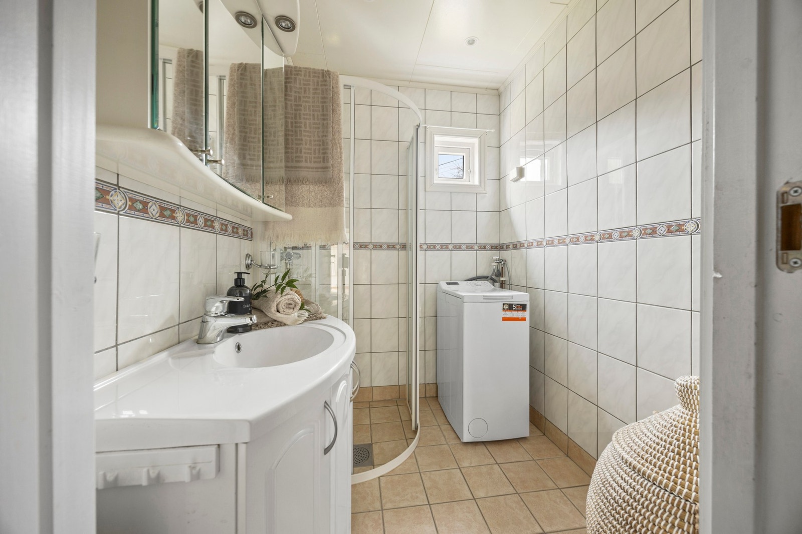 Bad/vaskerom - 3 kvm. Flislagte overflater med gulvvarme Galleribilde