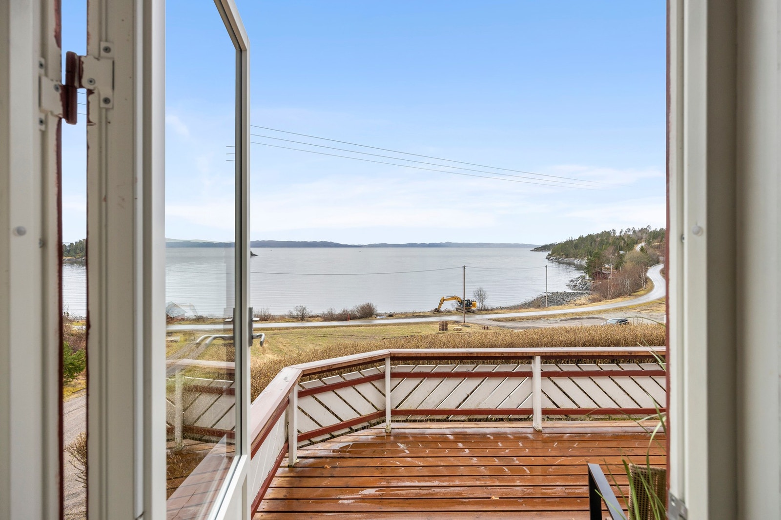 Fra stuen er det utgang til solrik veranda Galleribilde