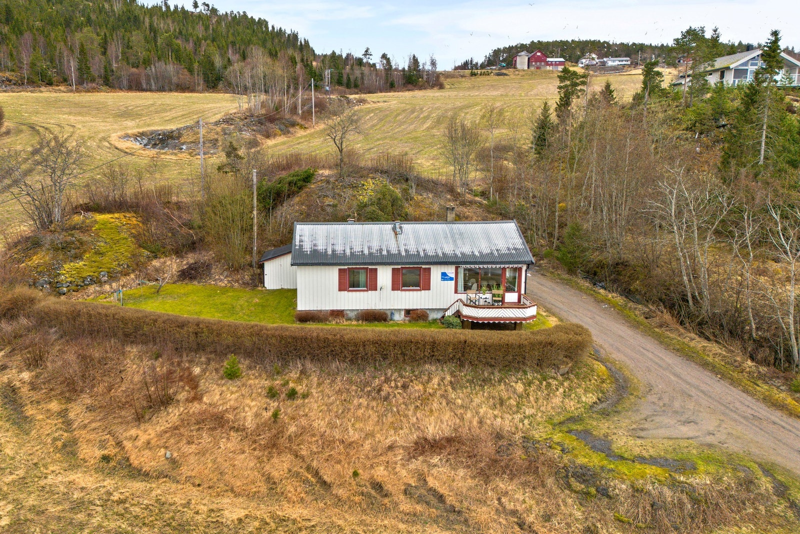 Oppstillingsplass ved inngangsparti og på platå nedenfor boligen. Galleribilde