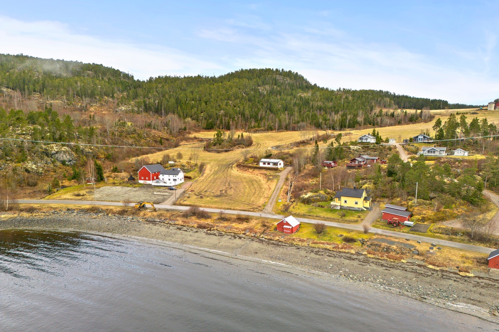 Fra boligen kan man rusle ned til sjøkanten Galleribilde