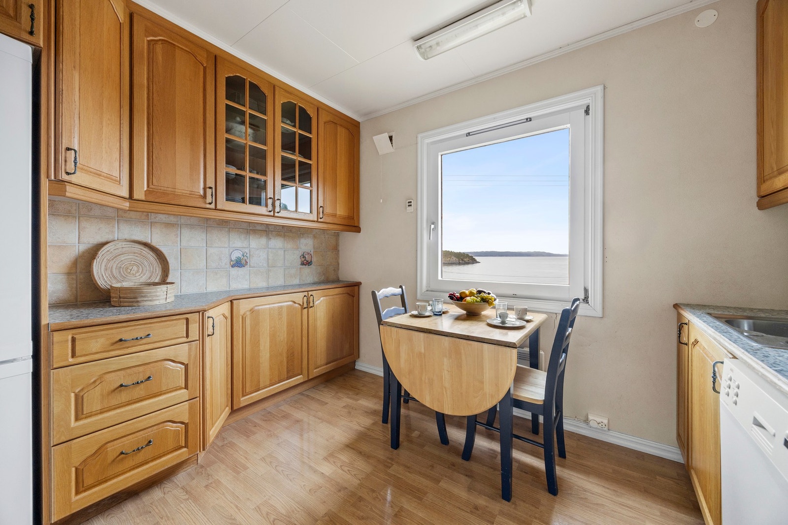 Det er godt med benk- og oppbevaringsplass! Galleribilde