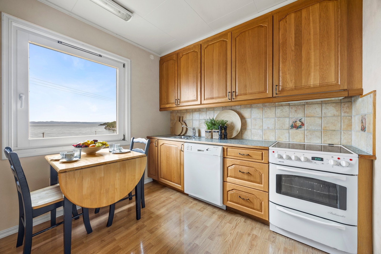 Pen innredning med avsatt plass for hvitevarer Galleribilde