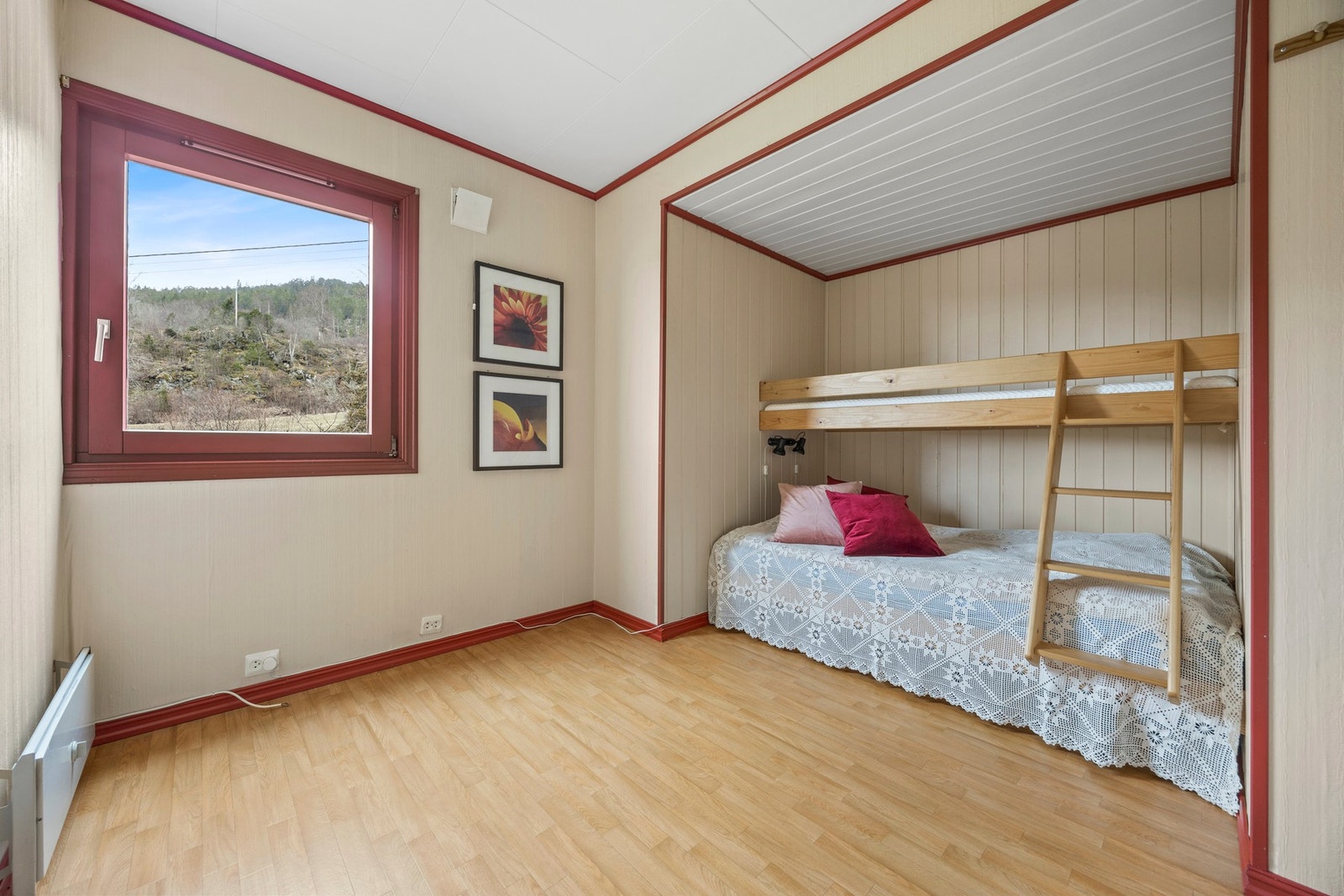 Deler av soverommet er bod. Bruksendring er ikke omsøkt hos kommunen. Kjøper overtar ansvar og risiko. Galleribilde