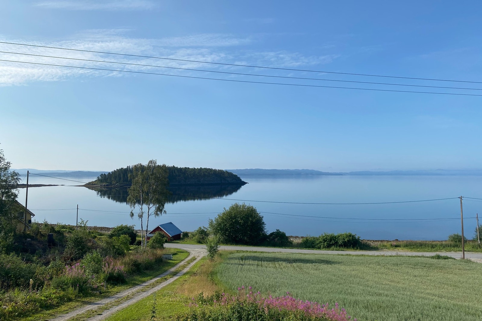 Vakker panorama over sjøen! Selgers sommerbilde. Galleribilde
